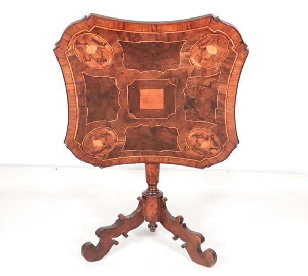 Antico tavolo da gioco lombardo-veneto in noce e ulivo, a forma quadrata centinata con filettature intarsiate e ovali con volute e fiori, sorretto da colonna a cono poggiante su tre gambe ricurve centinate