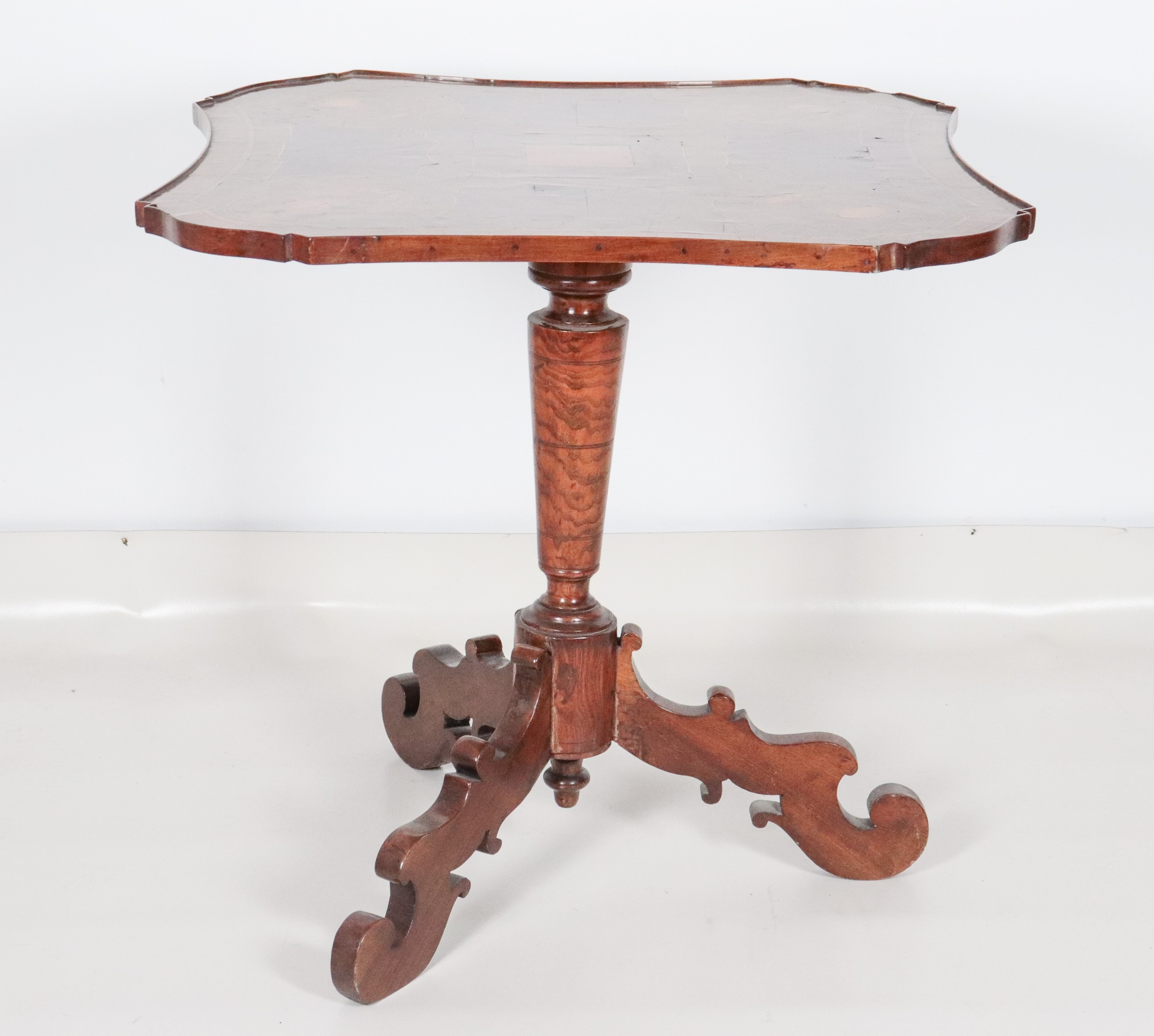 Antico tavolo da gioco lombardo-veneto in noce e ulivo, a forma quadrata centinata con filettatur...