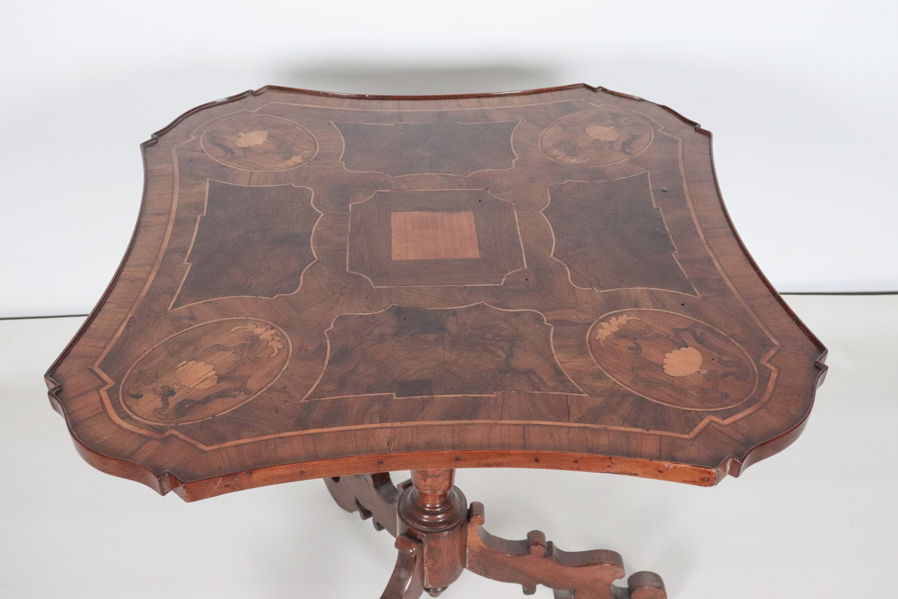 Antico tavolo da gioco lombardo-veneto in noce e ulivo, a forma quadrata centinata con filettatur...