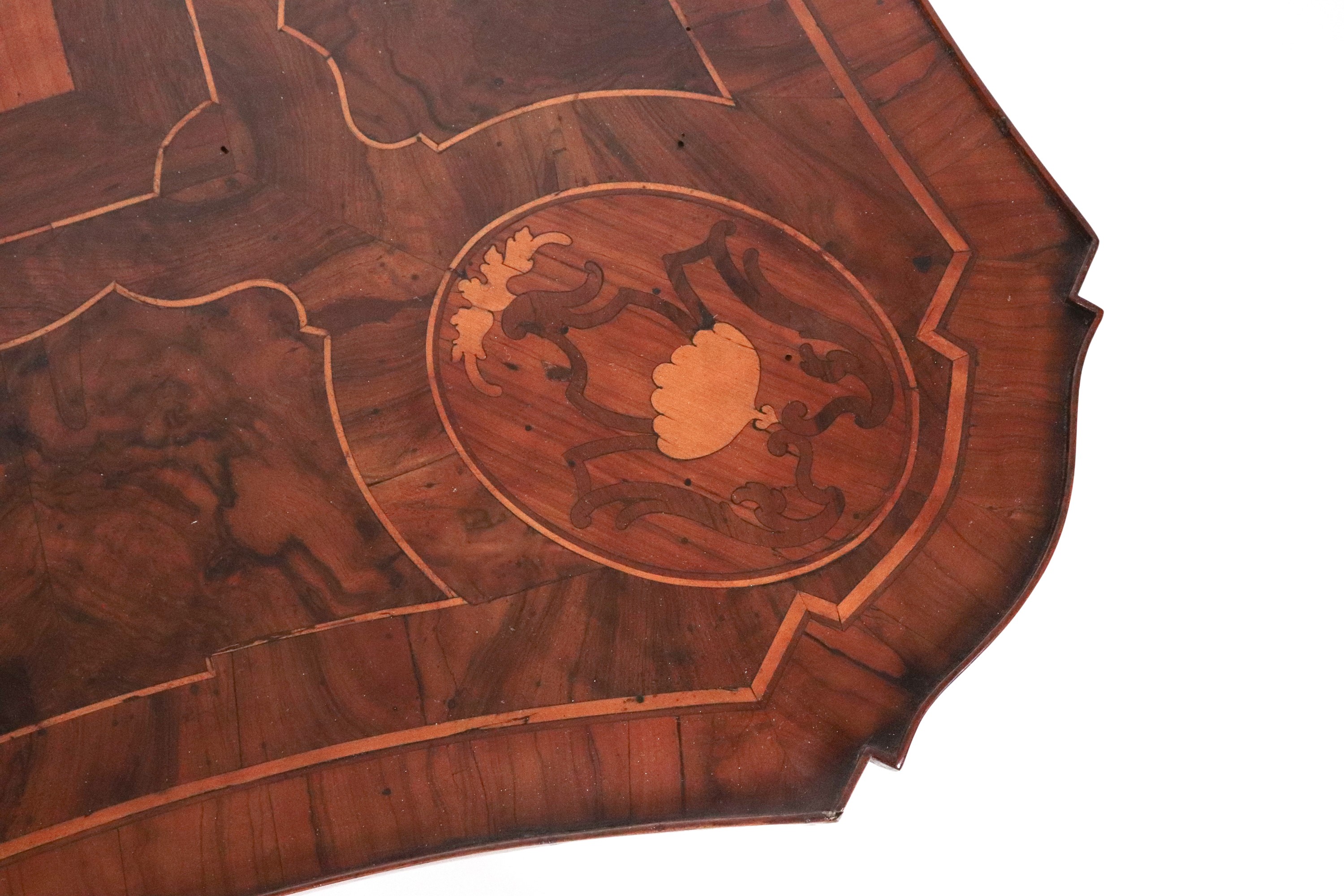 Antico tavolo da gioco lombardo-veneto in noce e ulivo, a forma quadrata centinata con filettatur...