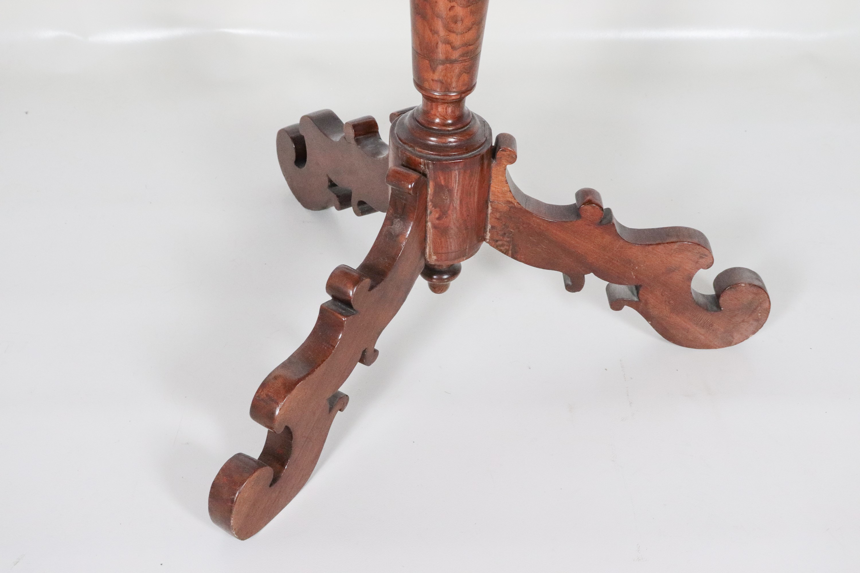 Antico tavolo da gioco lombardo-veneto in noce e ulivo, a forma quadrata centinata con filettatur...