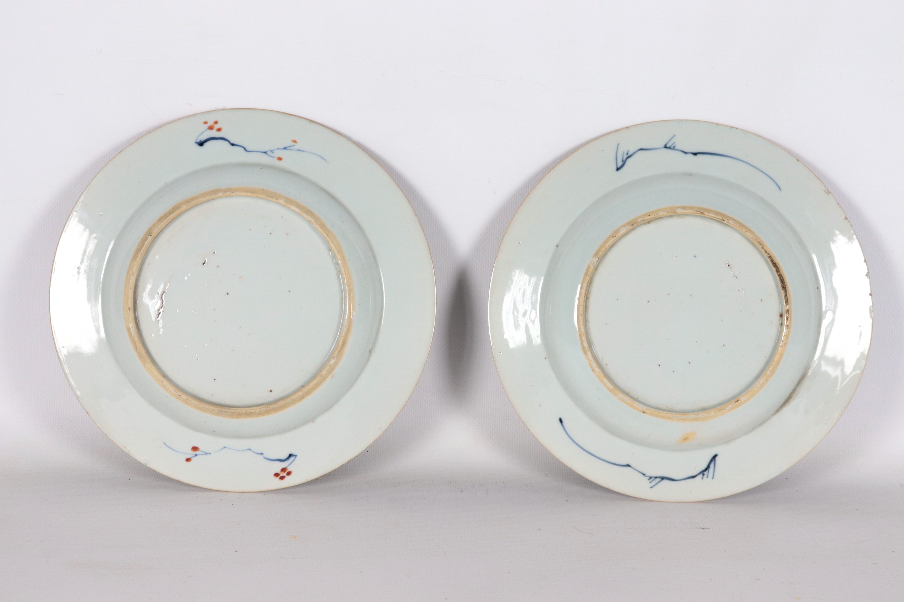 Coppia di antichi piatti cinesi Imari da muro in porcellana, interamente decorati con smalti poli...