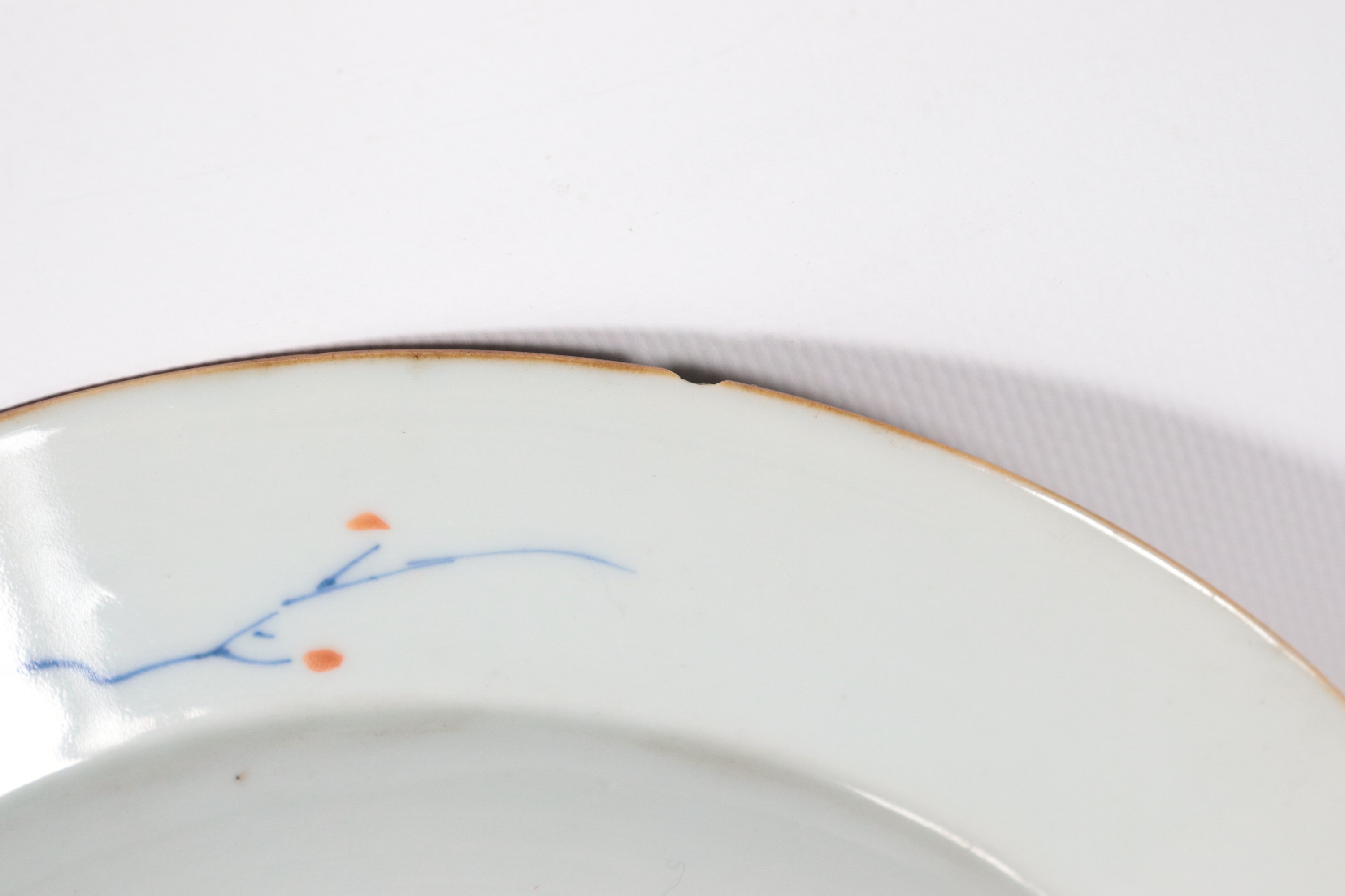 Coppia di antichi piatti cinesi Imari da muro in porcellana, interamente decorati con smalti poli...