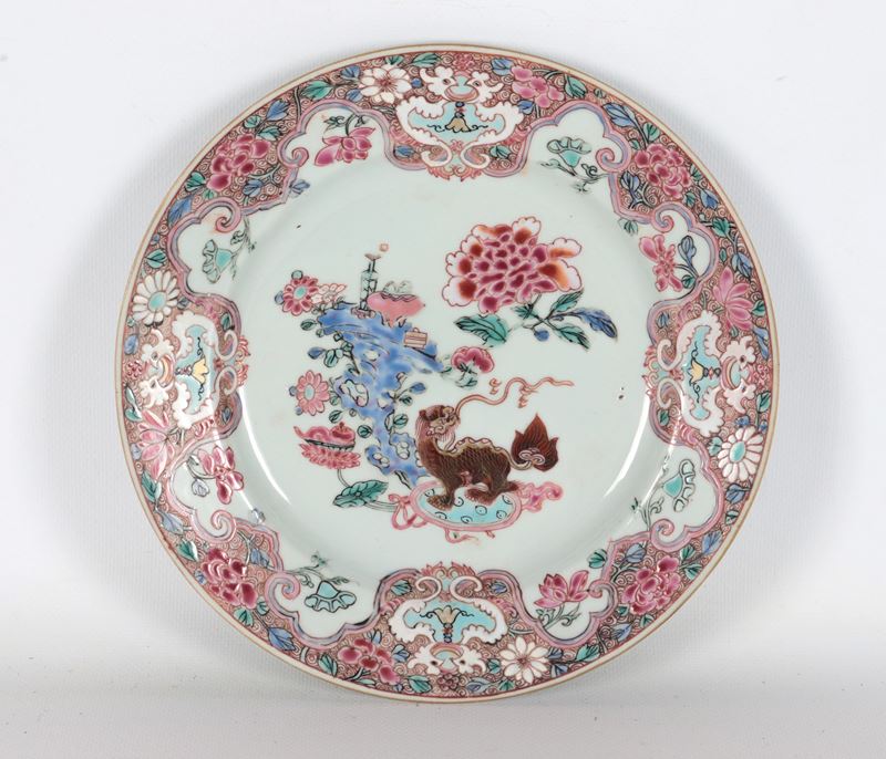 Antico piatto da muro cinese in porcellana, interamente decorato con smalto a rilievo a motivi di...