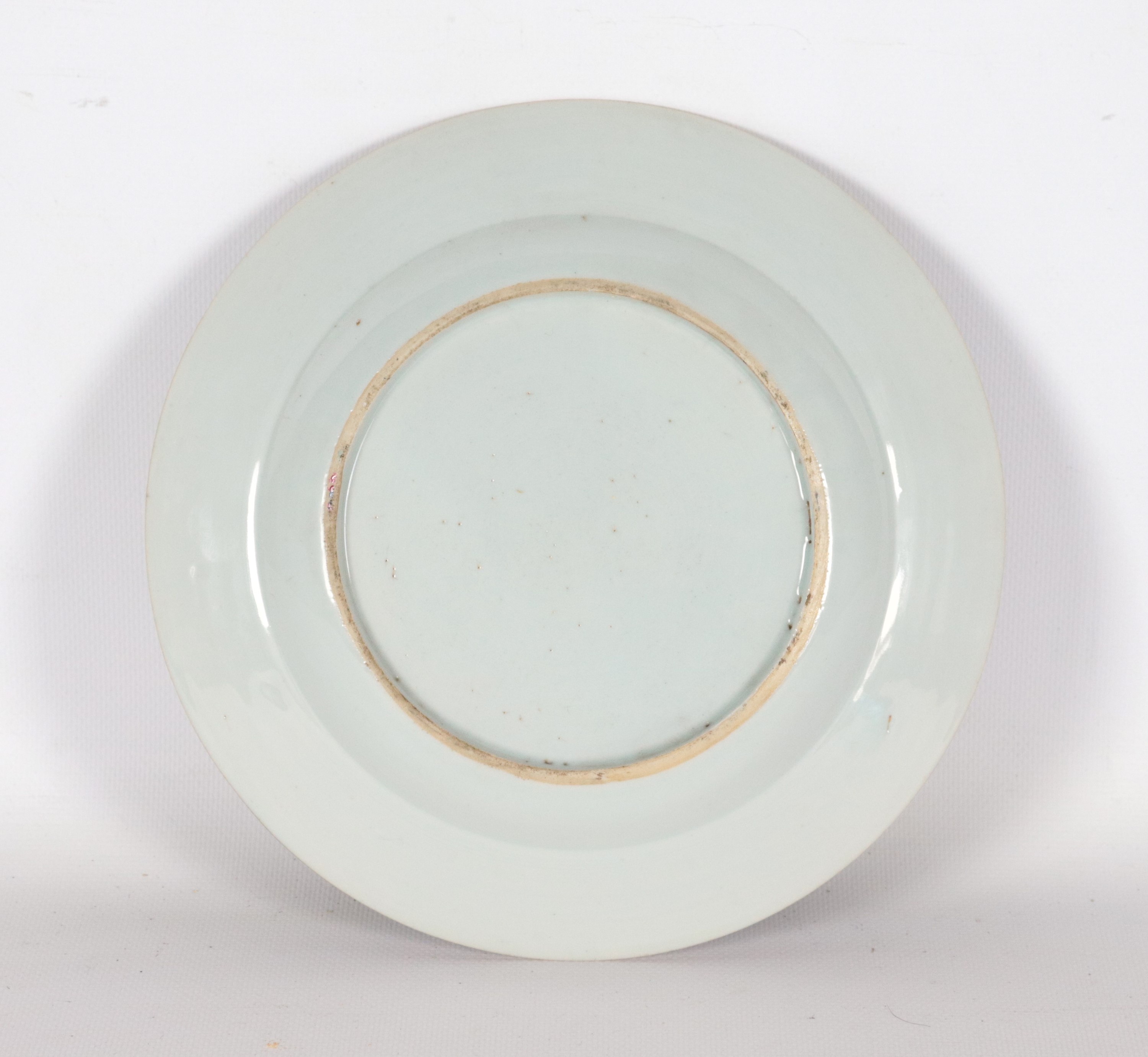 Antico piatto da muro cinese in porcellana, interamente decorato con smalto a rilievo a motivi di...