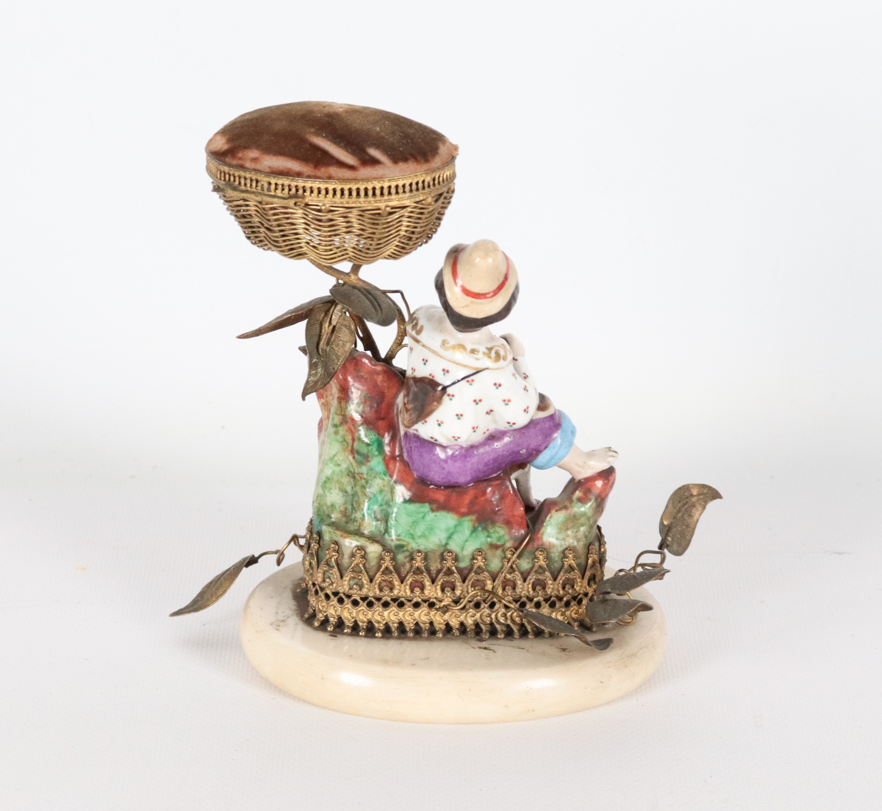 "Pastorello con cagnolino e cesto", antico piccolo gruppo in porcellana policroma e metallo dorat...