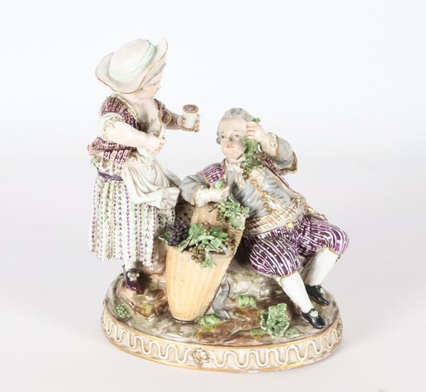 "Contadinelli con cesto d'uva", antico piccolo gruppo in porcellana policroma di Meissen 