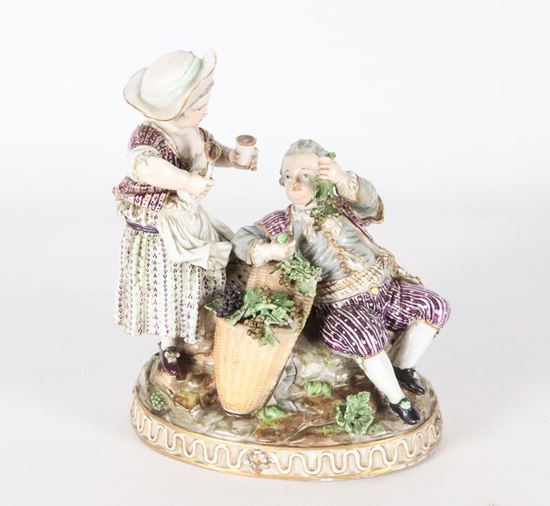 "Contadinelli con cesto d'uva", antico piccolo gruppo in porcellana policroma di Meissen