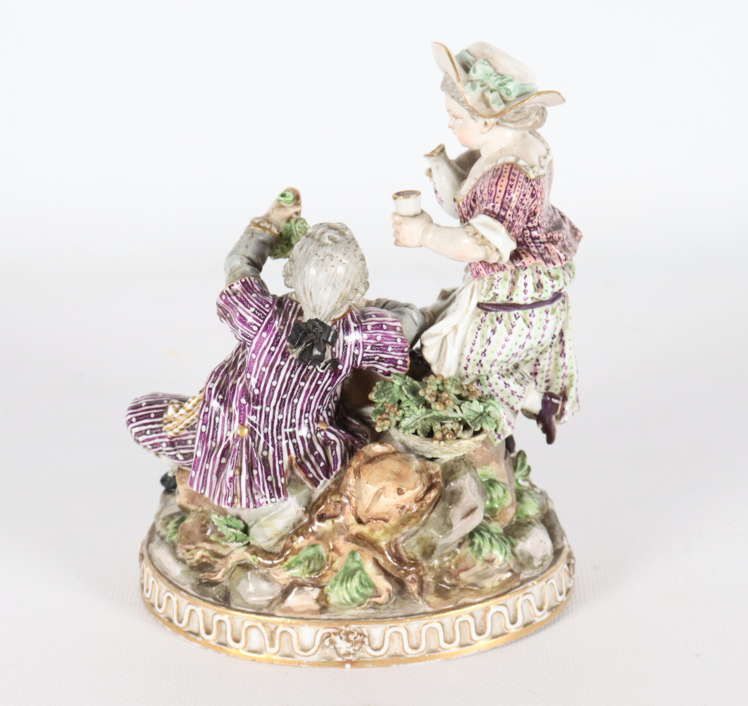 "Contadinelli con cesto d'uva", antico piccolo gruppo in porcellana policroma di Meissen