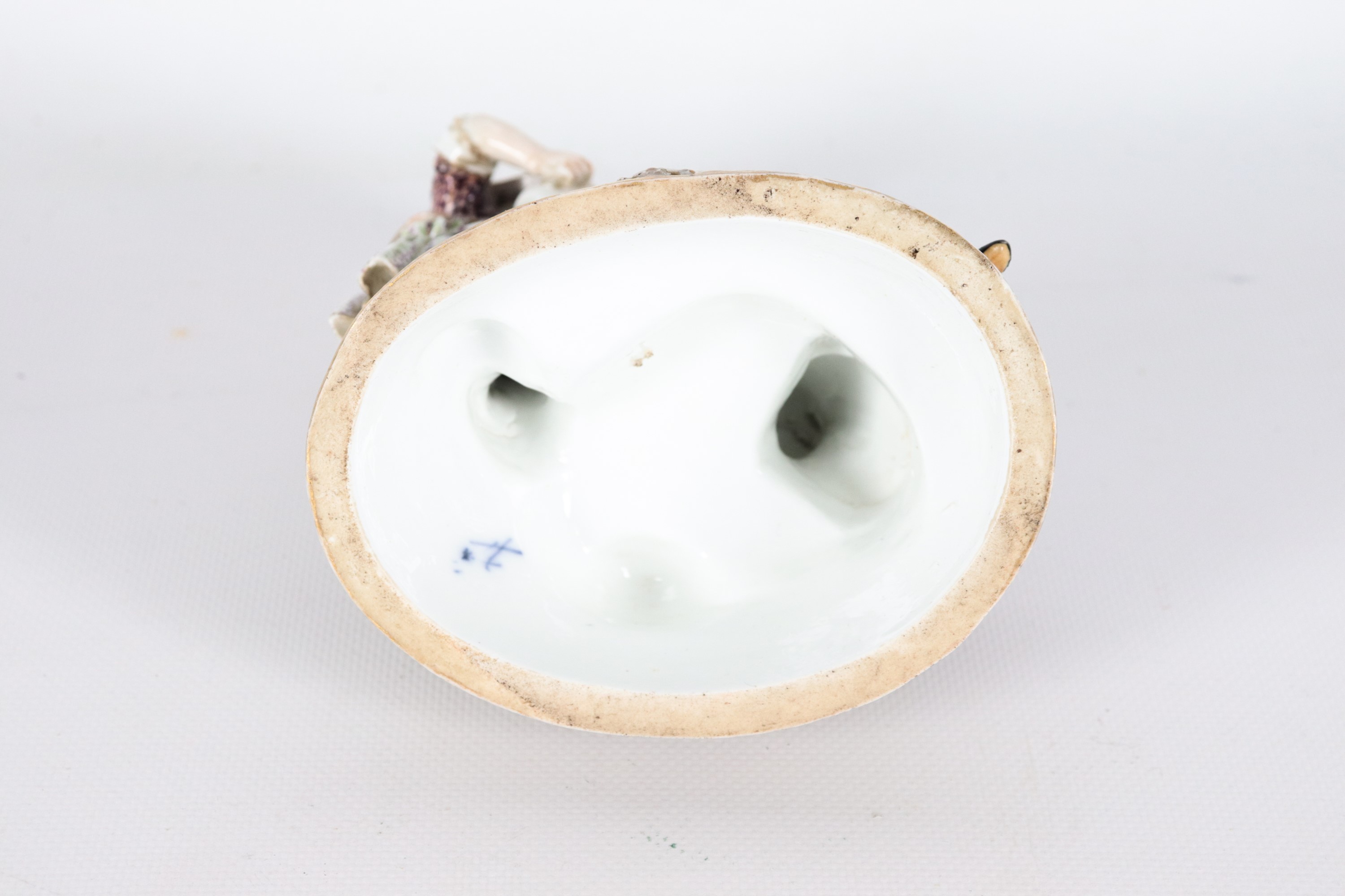 "Contadinelli con cesto d'uva", antico piccolo gruppo in porcellana policroma di Meissen