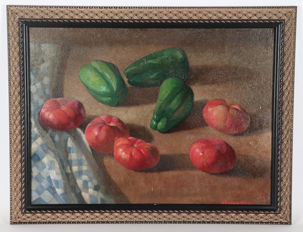 Artista Italiano - Inizio XX Secolo - Firmato. "Natura morta di peperoni e pomodori", dipinto ad olio su compensato in cornice in legno decorato