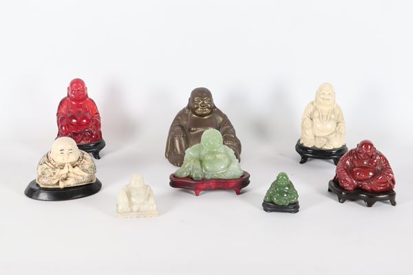 Lotto di otto statuine "Buddha" in giada e vari altri materiali