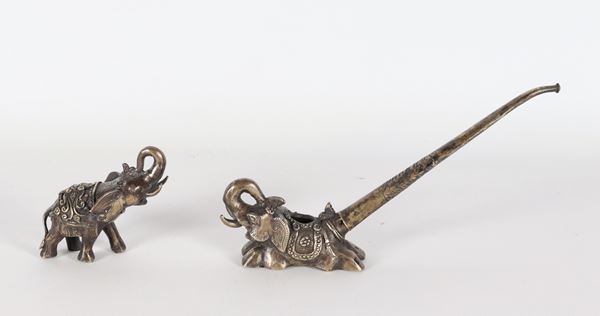 Lotto di due statuine in bronzo cesellato e sbalzato "Elefanti"