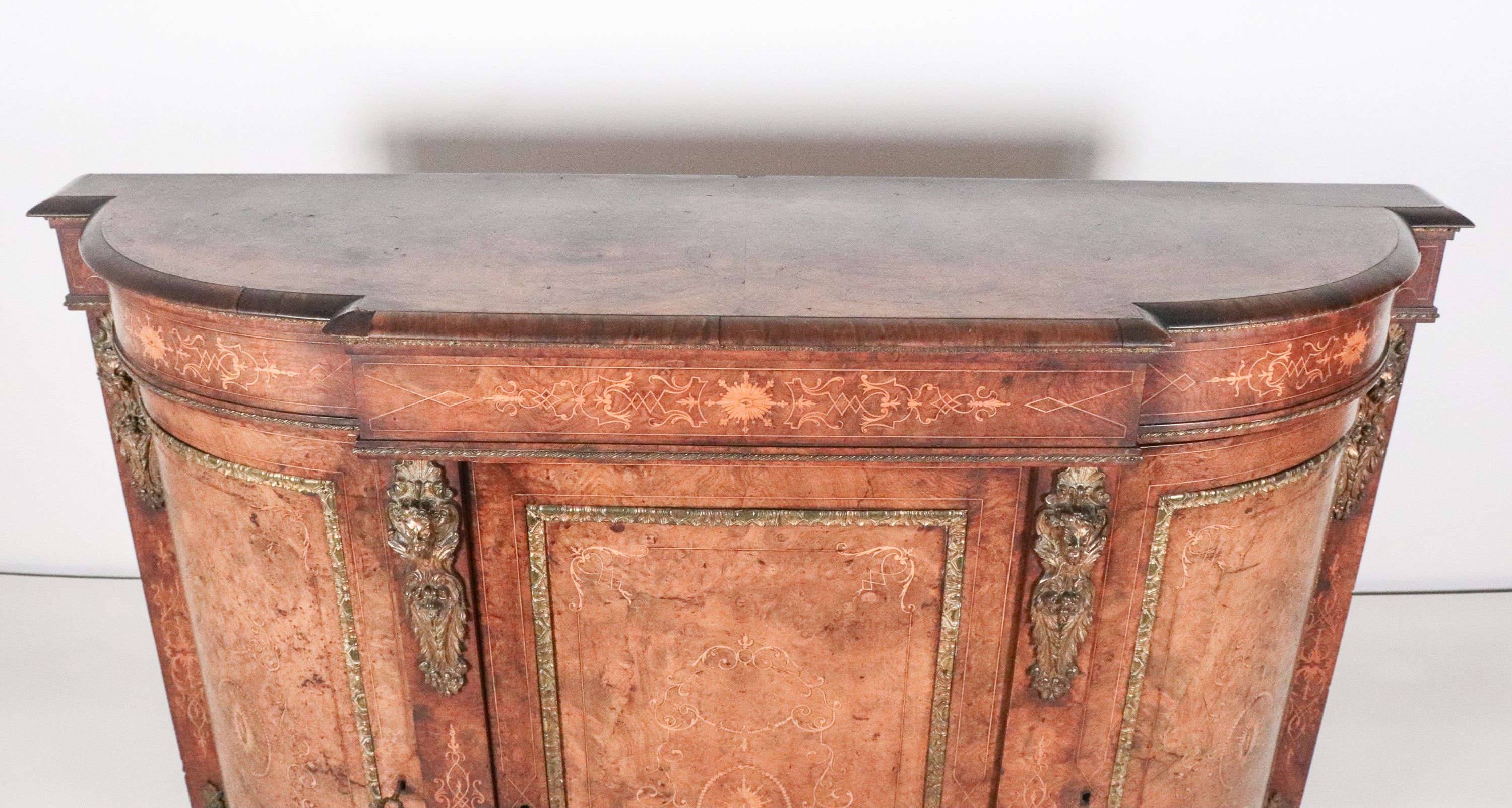 Antica servante francese Napoleone III, a forma semiovale bombata in noce, con intarsi in legno s...