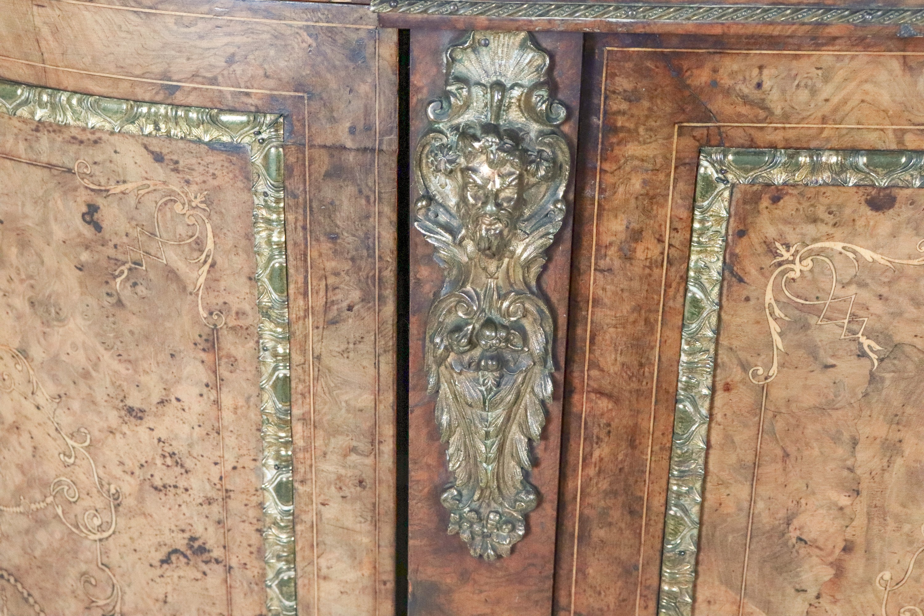 Antica servante francese Napoleone III, a forma semiovale bombata in noce, con intarsi in legno s...