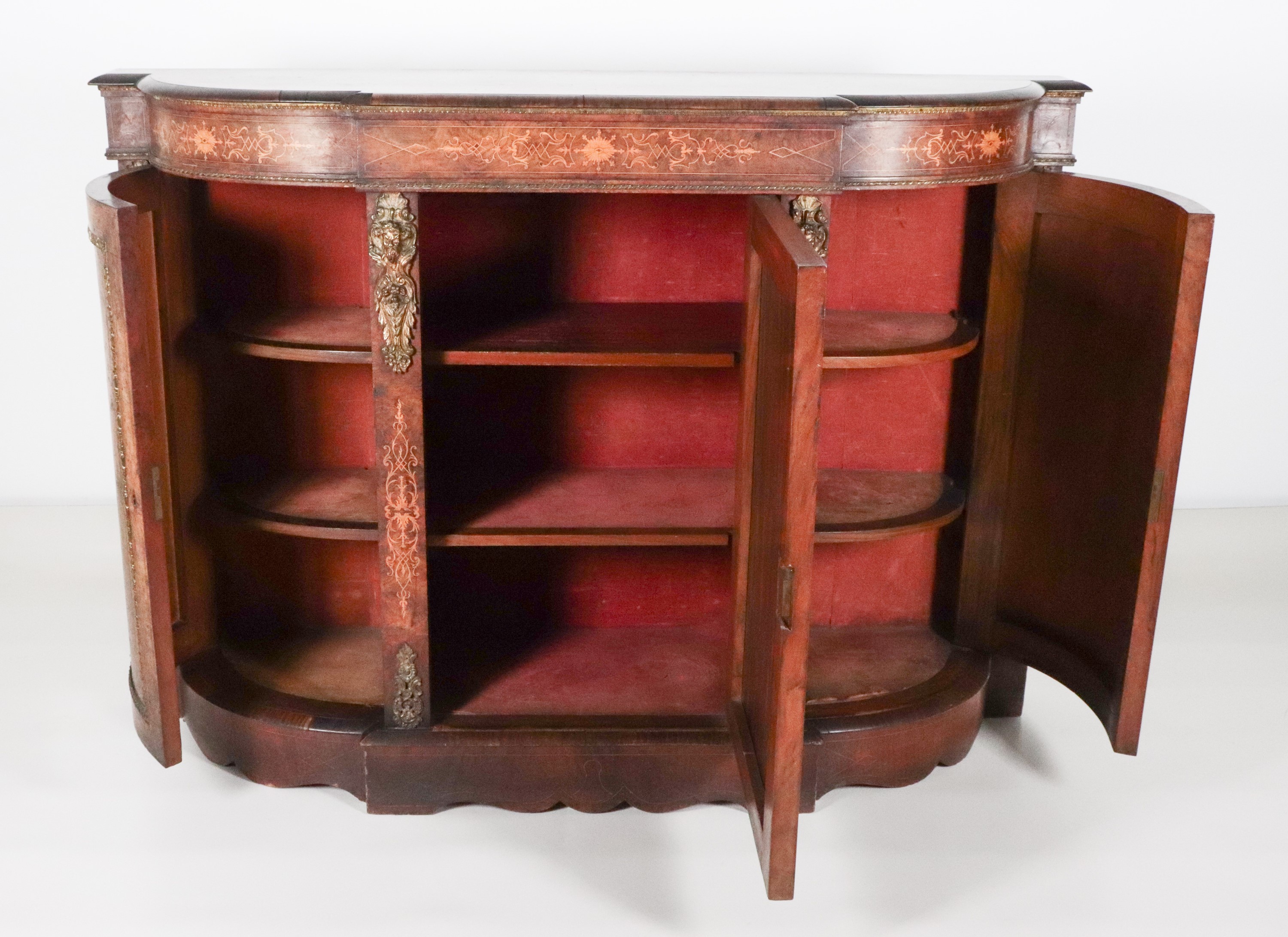 Antica servante francese Napoleone III, a forma semiovale bombata in noce, con intarsi in legno s...