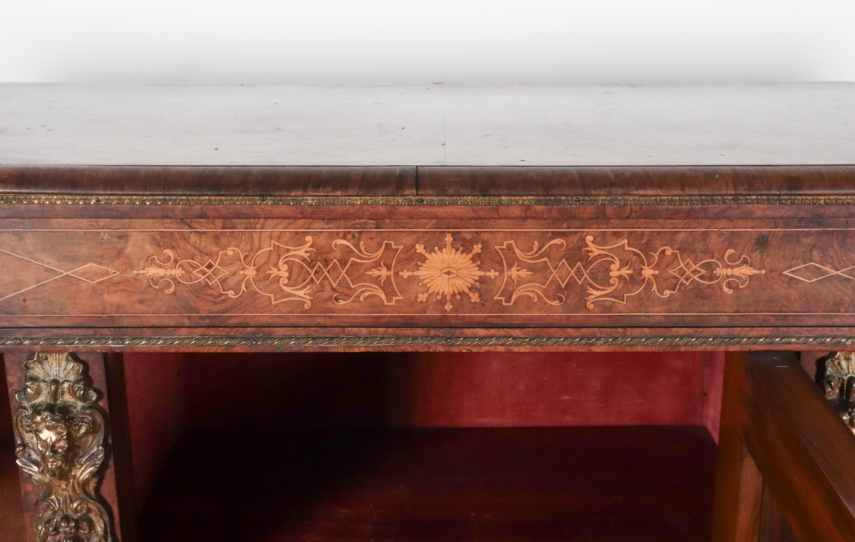 Antica servante francese Napoleone III, a forma semiovale bombata in noce, con intarsi in legno s...