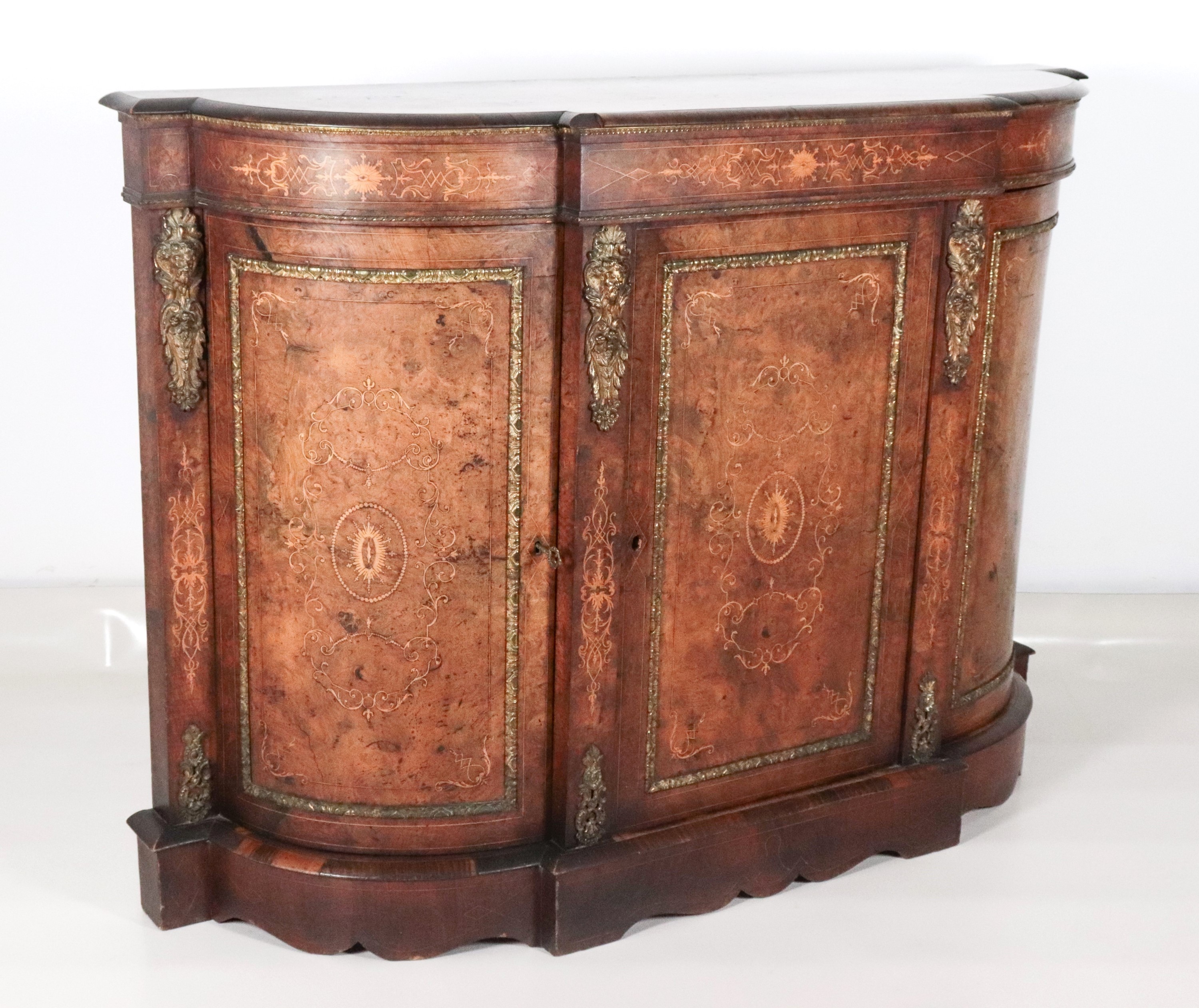 Antica servante francese Napoleone III, a forma semiovale bombata in noce, con intarsi in legno s...