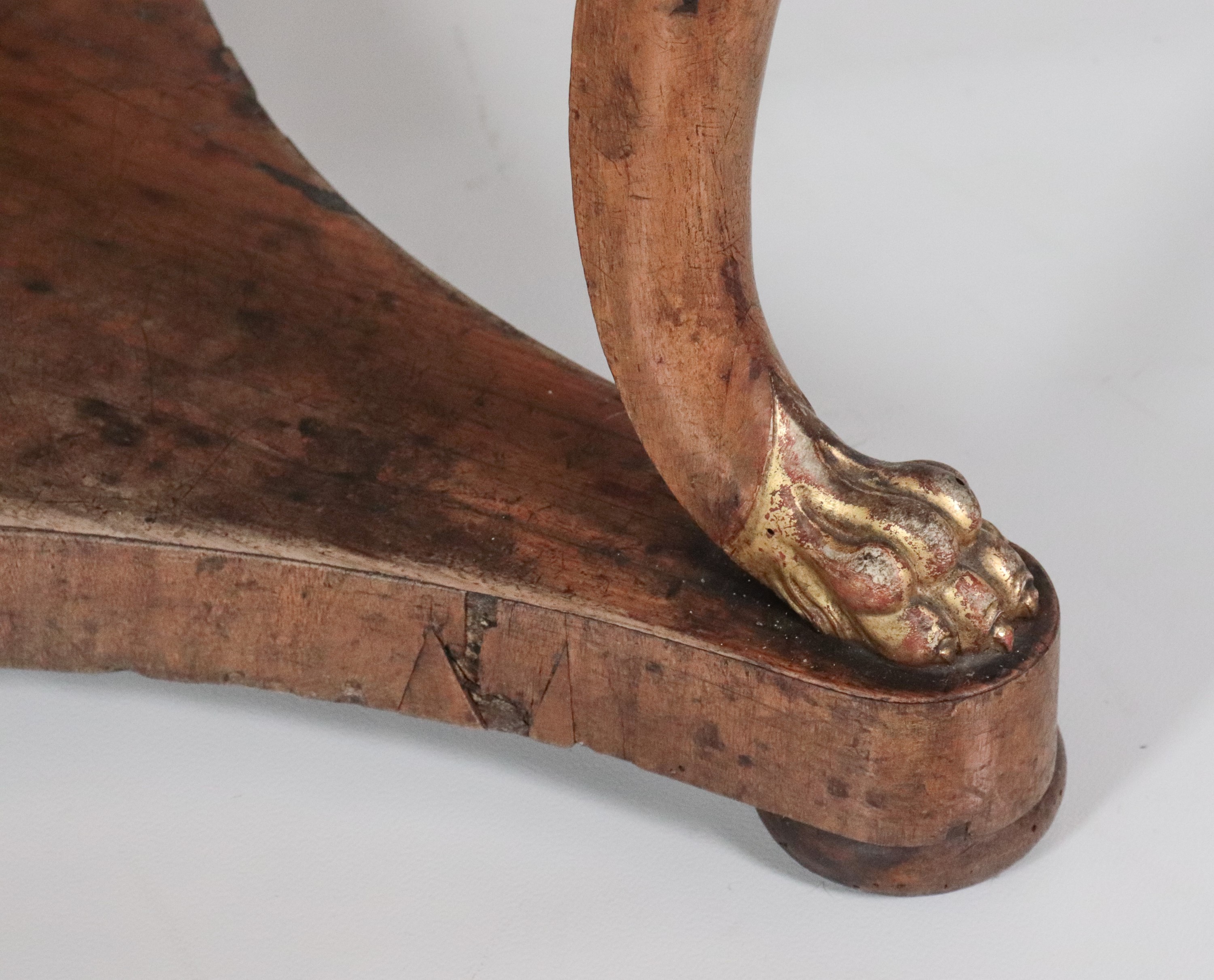 Antico tavolo da pranzo toscano Impero in noce, a forma ovale, con quattro gambe ricurve terminan...