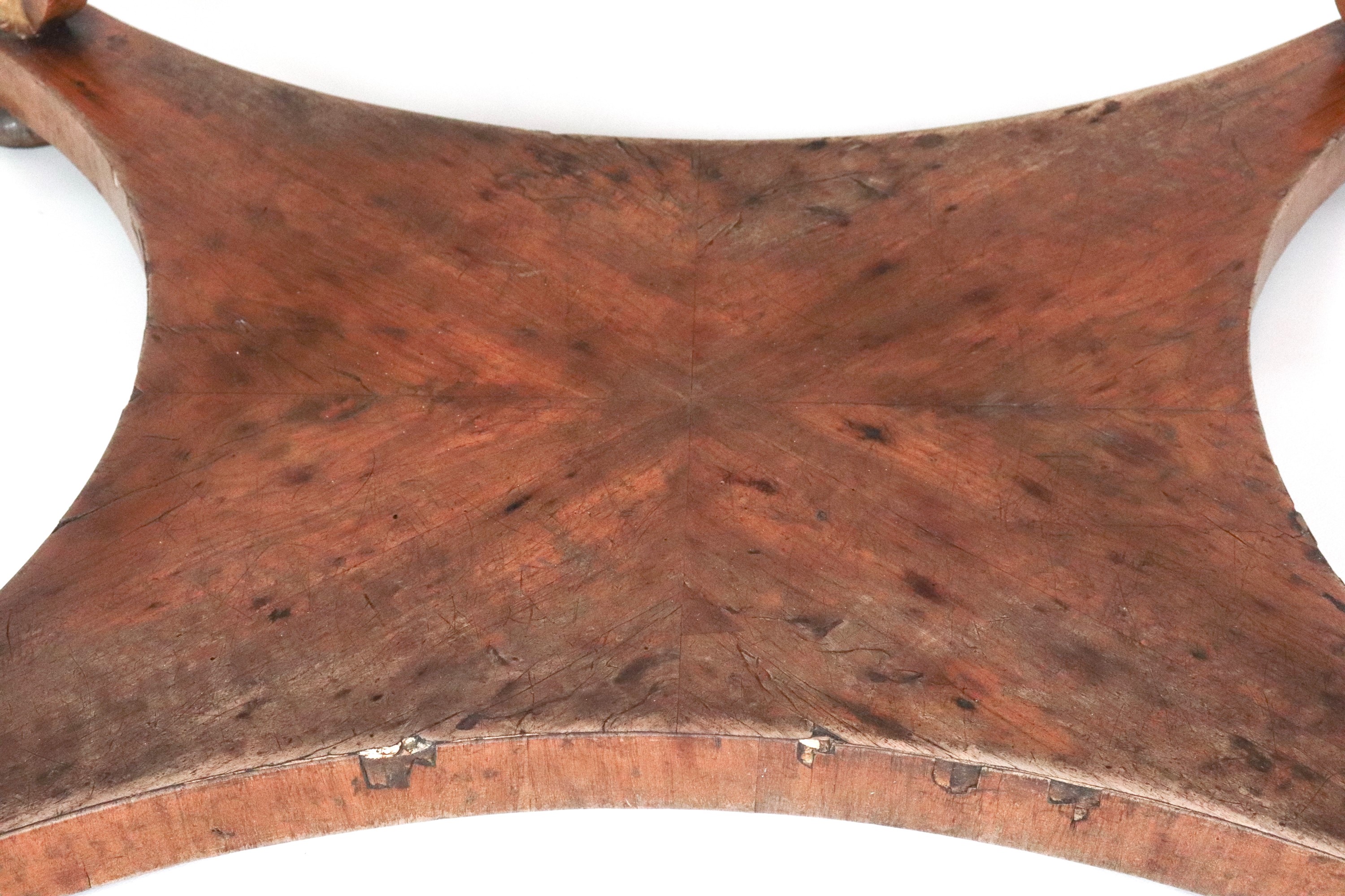 Antico tavolo da pranzo toscano Impero in noce, a forma ovale, con quattro gambe ricurve terminan...