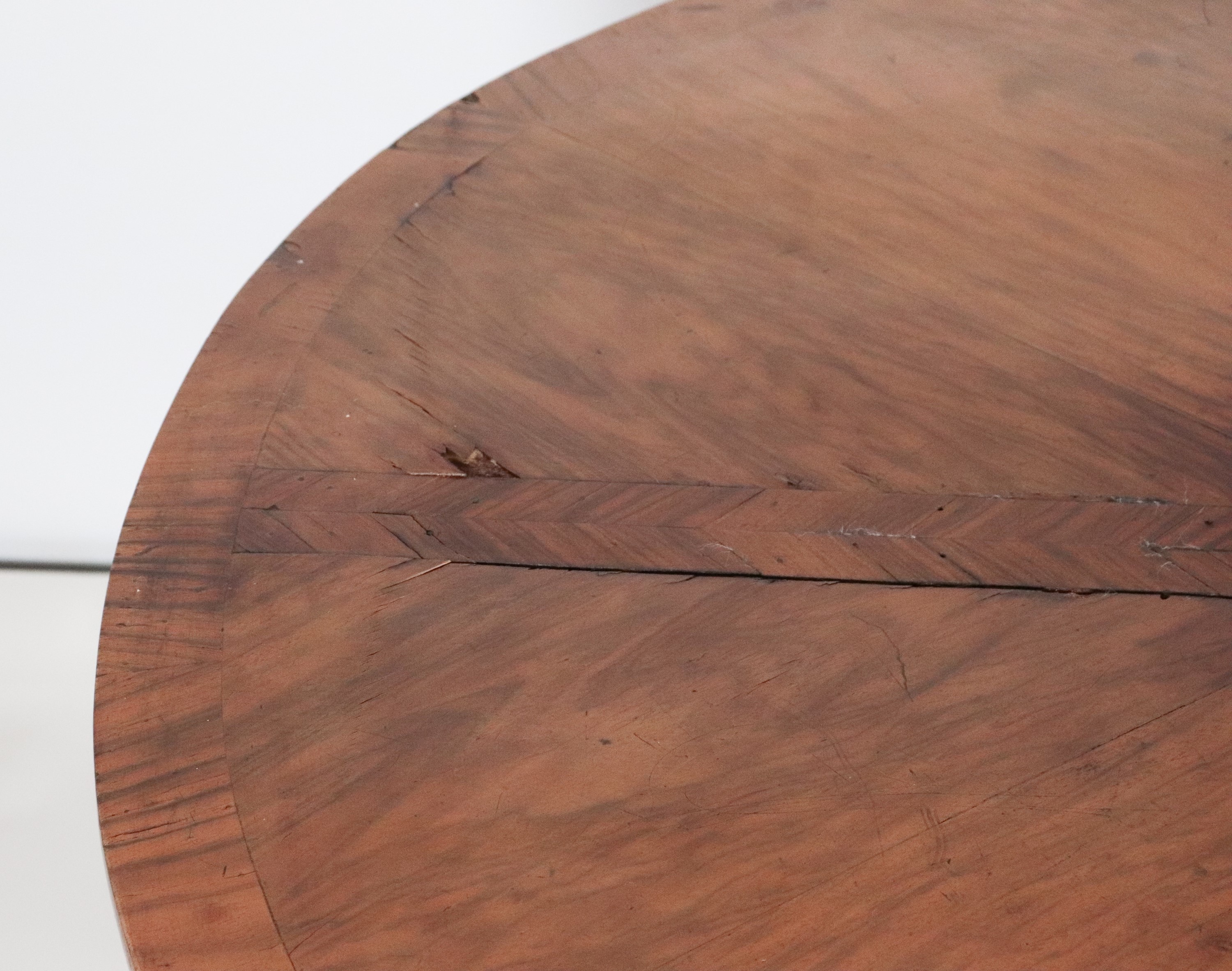 Antico tavolo da pranzo toscano Impero in noce, a forma ovale, con quattro gambe ricurve terminan...