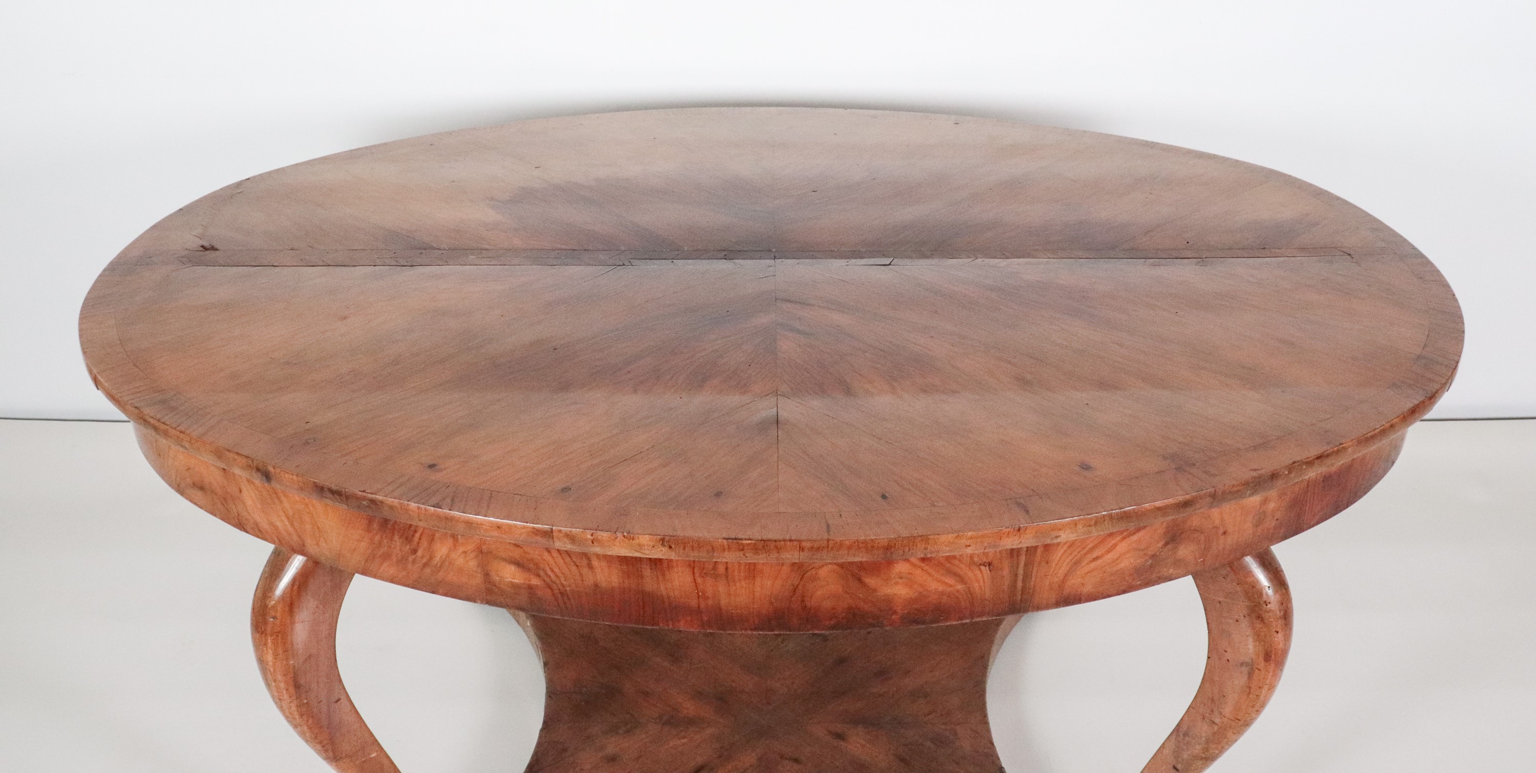 Antico tavolo da pranzo toscano Impero in noce, a forma ovale, con quattro gambe ricurve terminan...