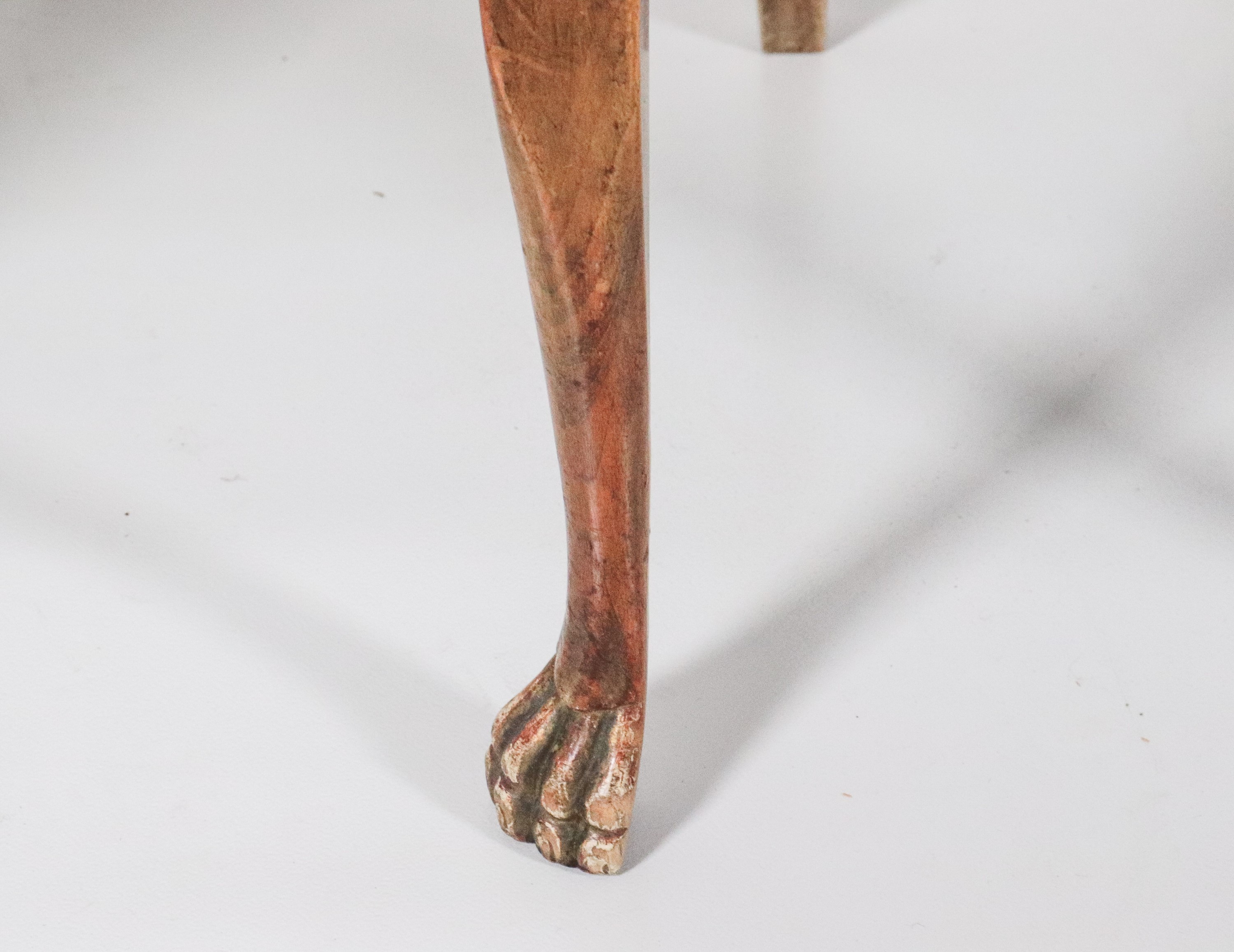 Lotto di sei antiche sedie toscane Impero in noce, con schienali a cabriolet e gambe ricurve term...