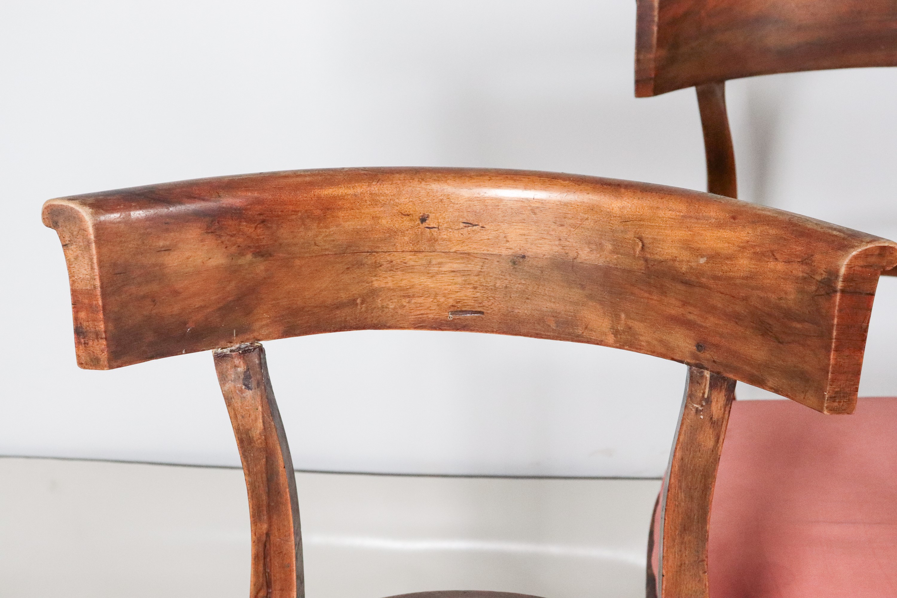 Lotto di sei antiche sedie toscane Impero in noce, con schienali a cabriolet e gambe ricurve term...