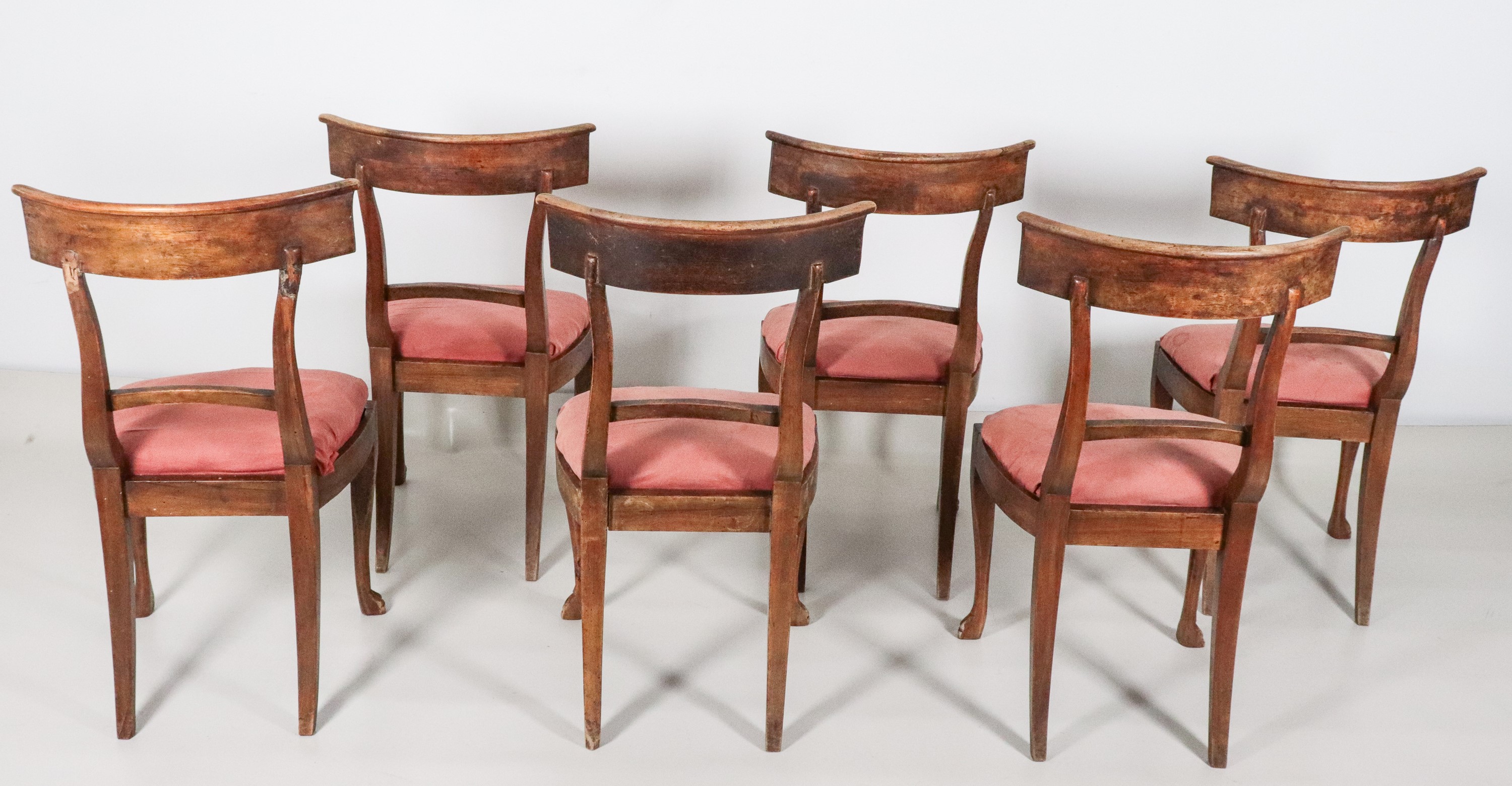 Lotto di sei antiche sedie toscane Impero in noce, con schienali a cabriolet e gambe ricurve term...