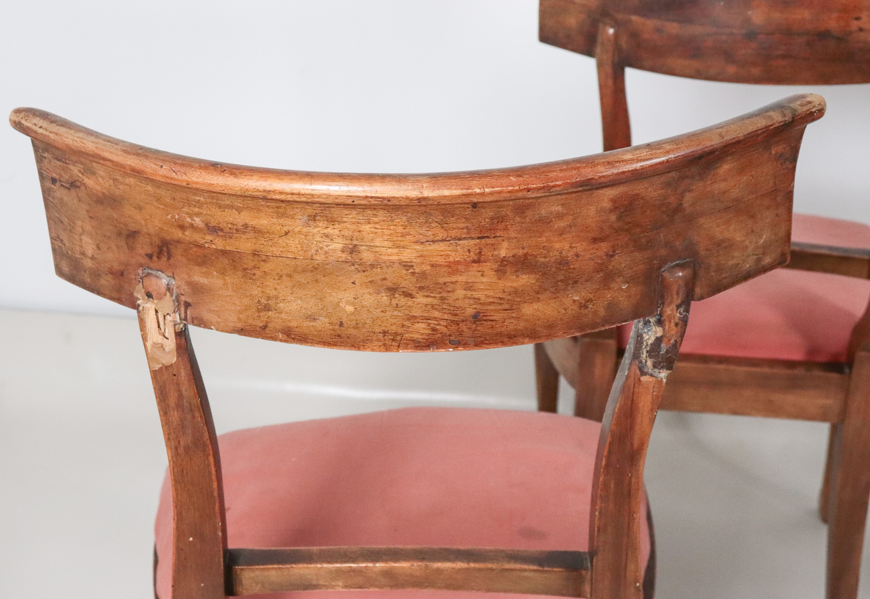 Lotto di sei antiche sedie toscane Impero in noce, con schienali a cabriolet e gambe ricurve term...