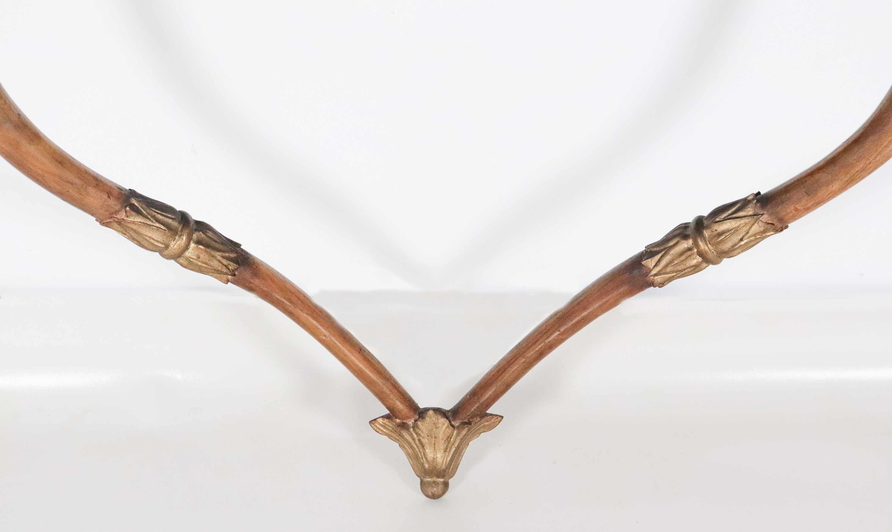 Antica consolle da muro toscana Impero in noce, a forma semitonda centinata con due gambe ricurve...