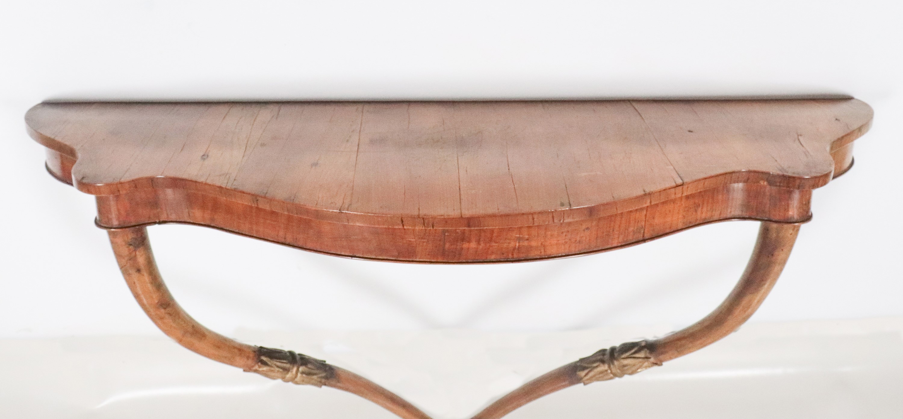 Antica consolle da muro toscana Impero in noce, a forma semitonda centinata con due gambe ricurve...