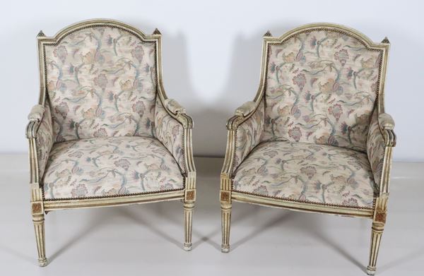 Coppia di poltrone francesi di linea Luigi XVI, in legno laccato bianco e dorato, copertura in tessuto fiorato