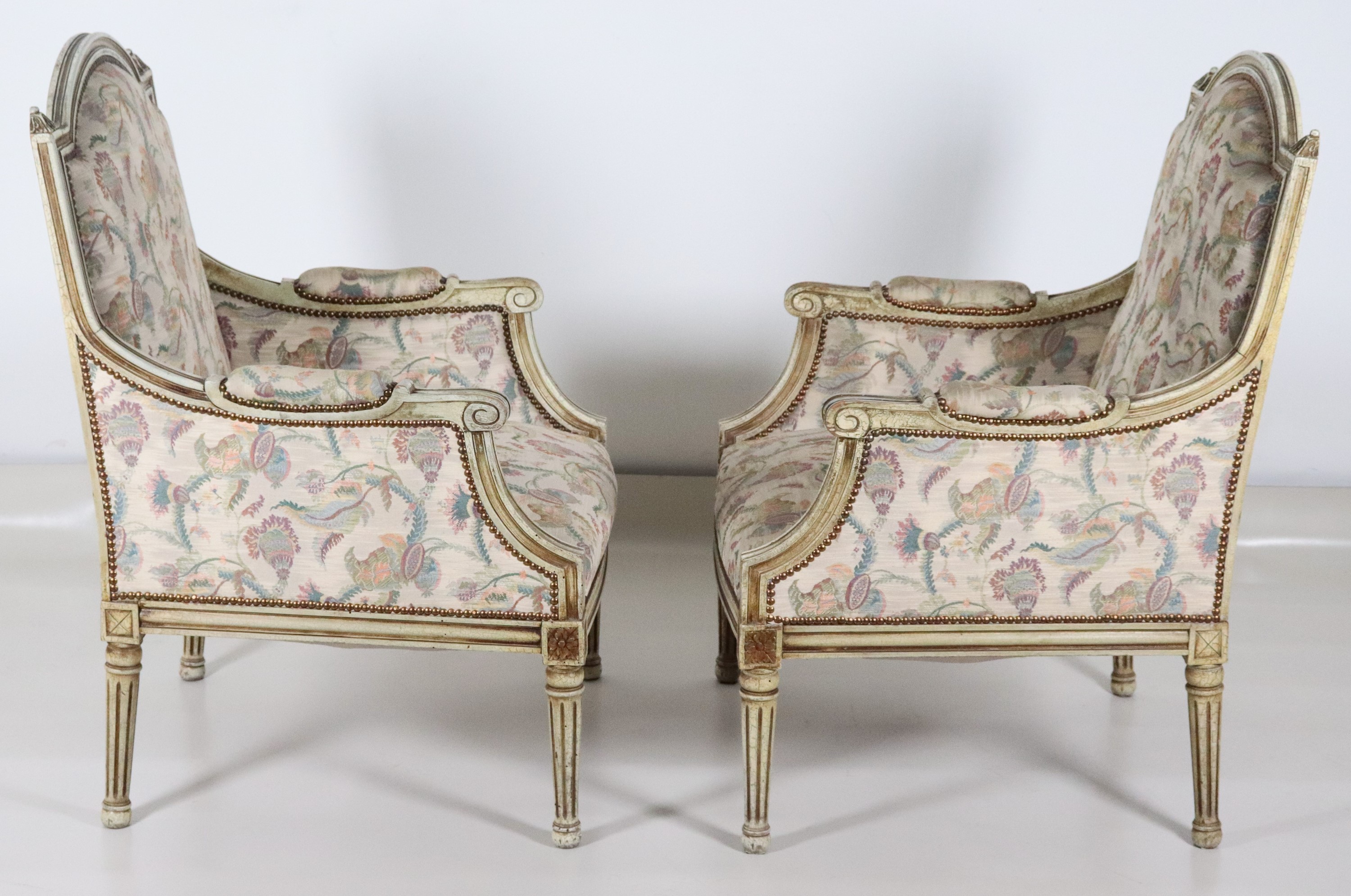 Coppia di poltrone francesi di linea Luigi XVI, in legno laccato bianco e dorato, copertura in te...