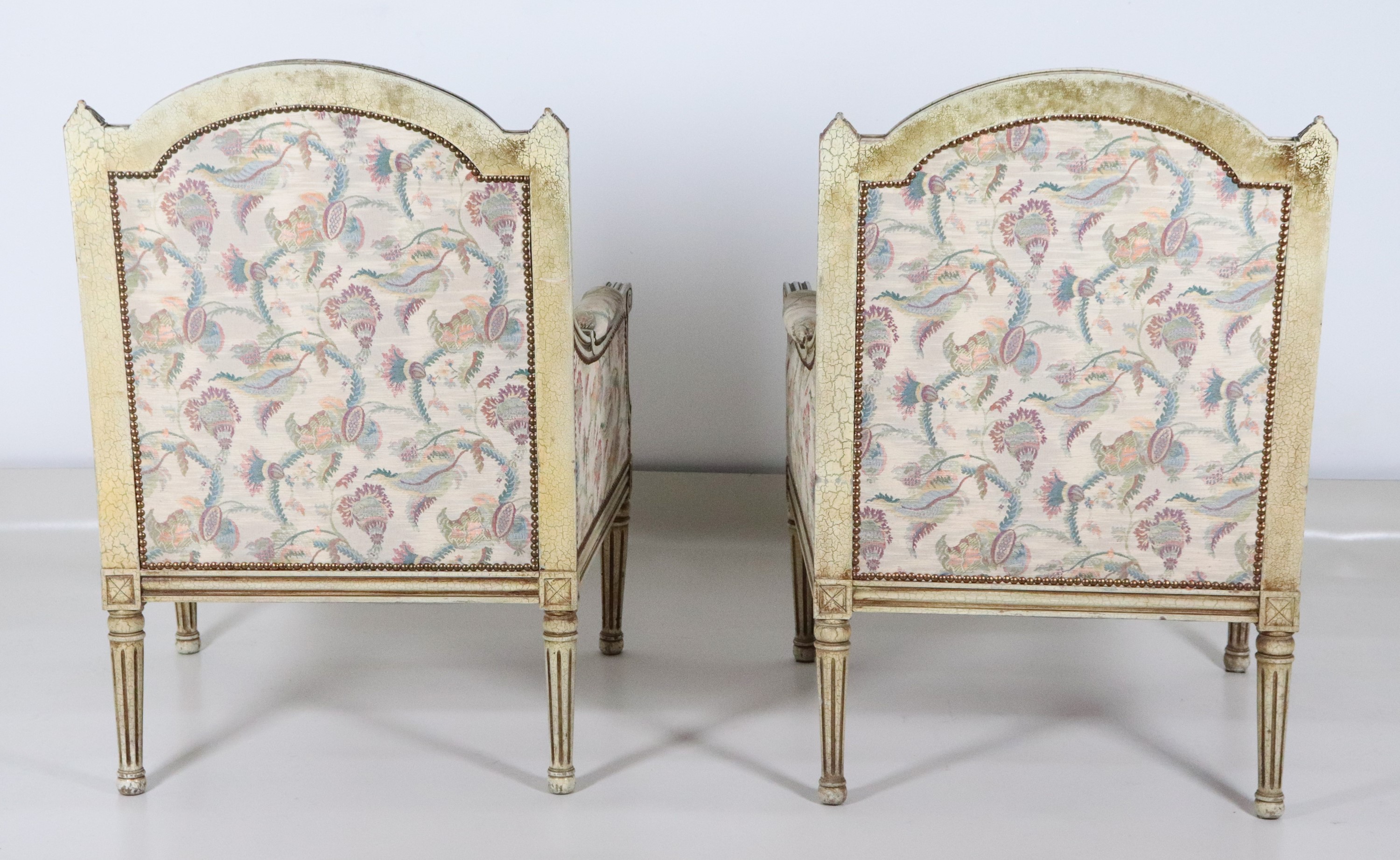 Coppia di poltrone francesi di linea Luigi XVI, in legno laccato bianco e dorato, copertura in te...