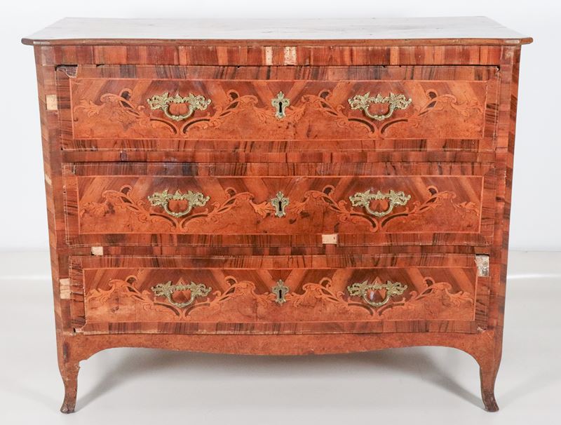 Antico cassettone veneto Luigi XV in noce, con intarsi in bosso a volute floreali intrecciate, tr...