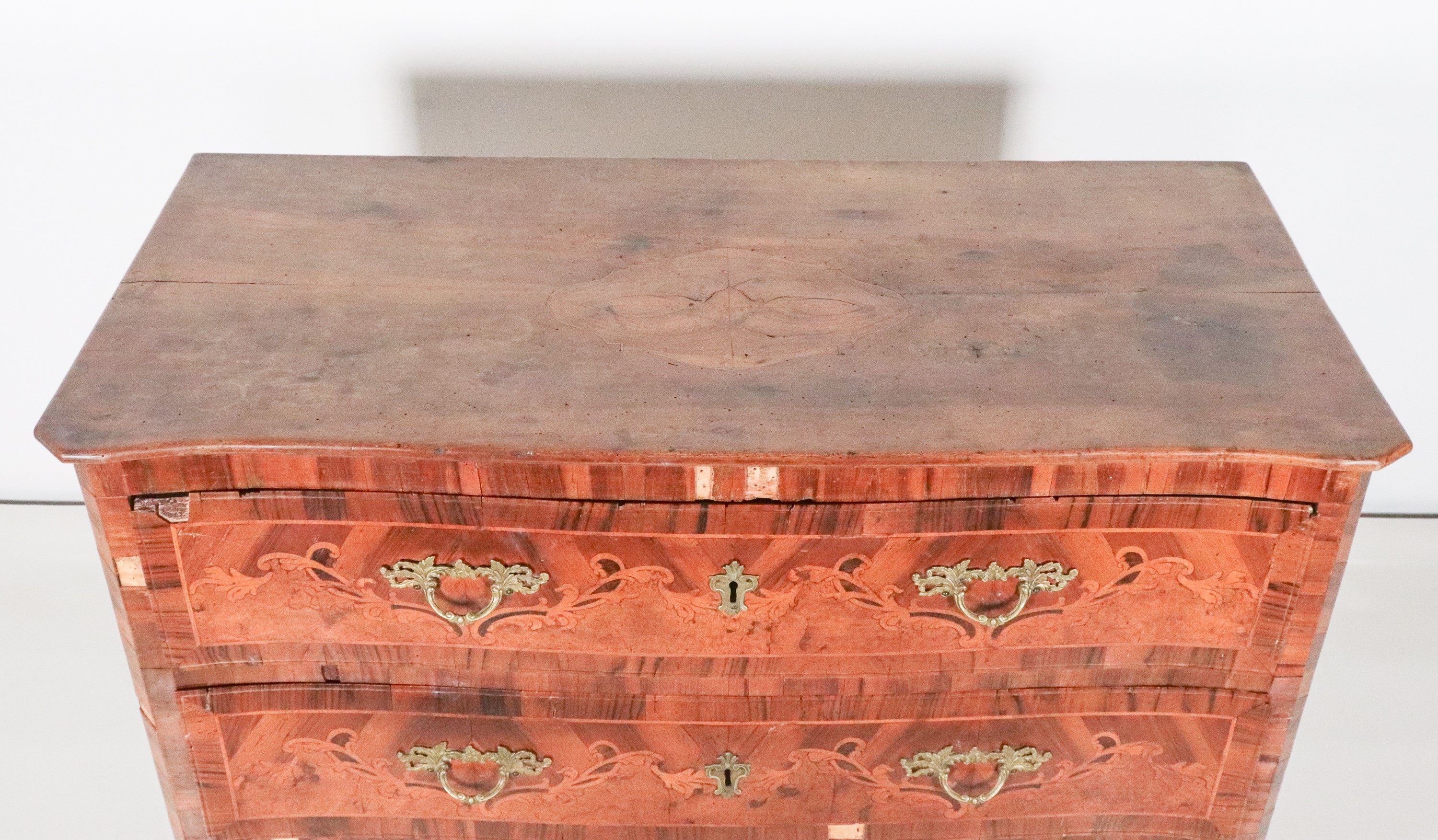 Antico cassettone veneto Luigi XV in noce, con intarsi in bosso a volute floreali intrecciate, tr...