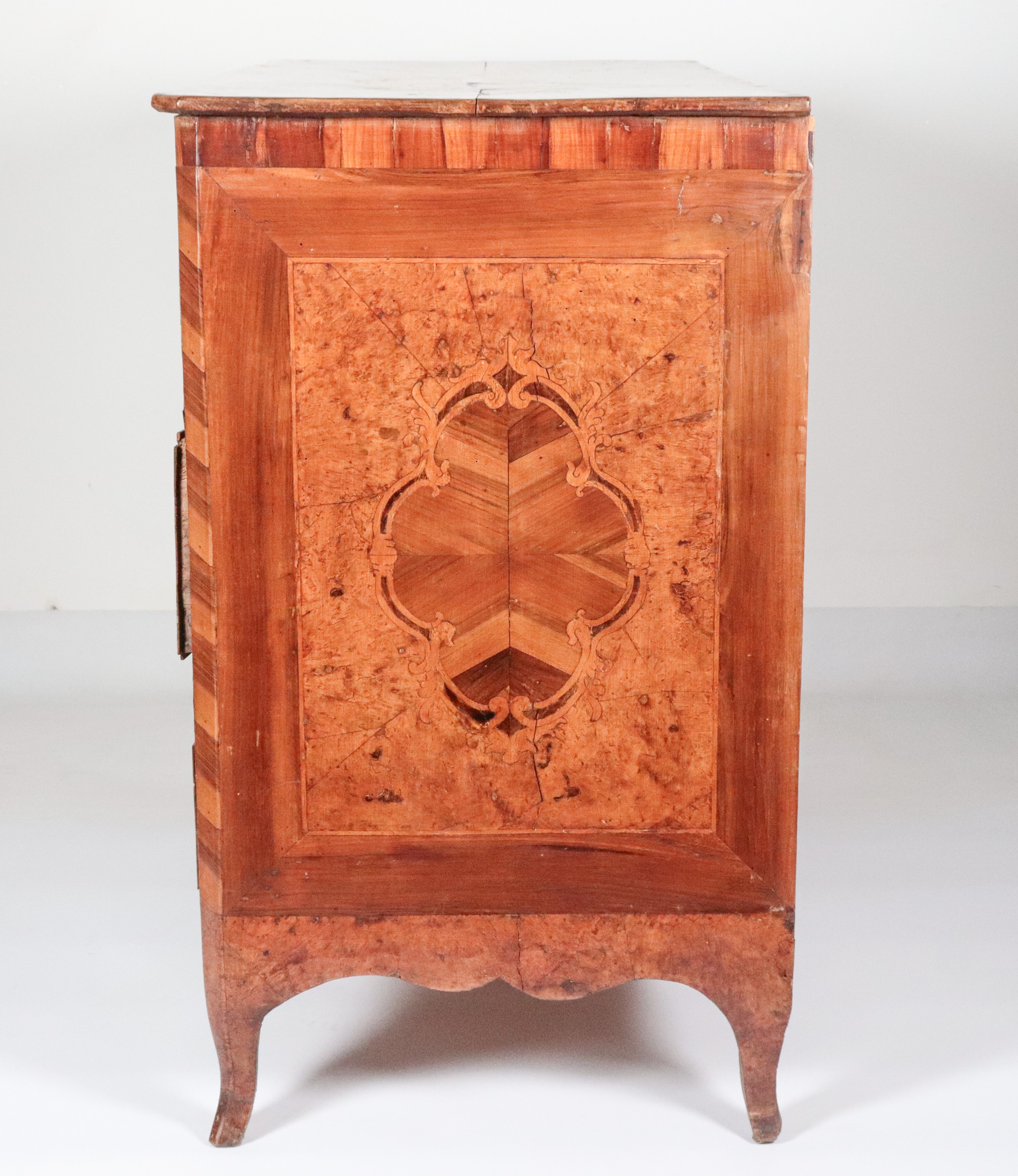 Antico cassettone veneto Luigi XV in noce, con intarsi in bosso a volute floreali intrecciate, tr...