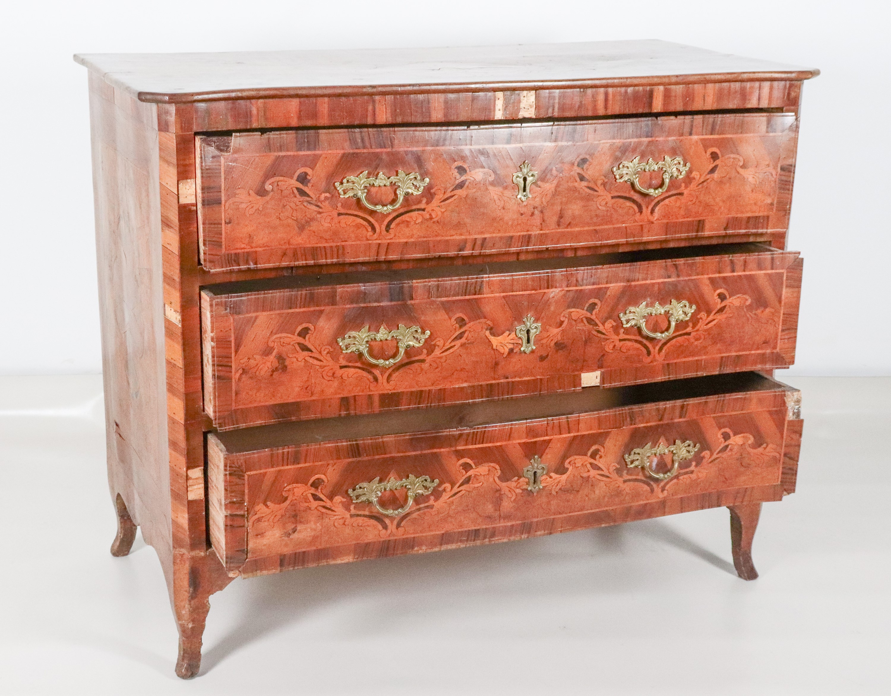 Antico cassettone veneto Luigi XV in noce, con intarsi in bosso a volute floreali intrecciate, tr...