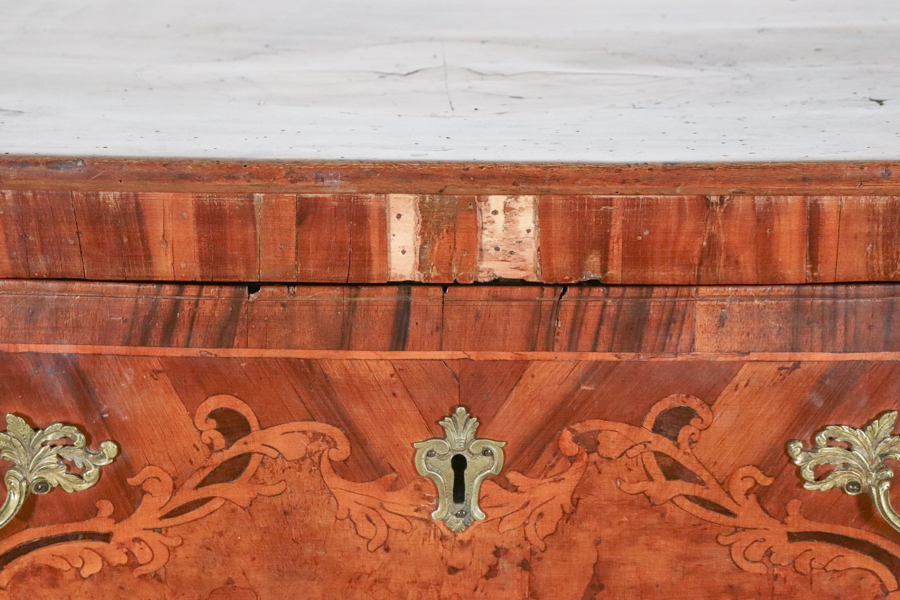 Antico cassettone veneto Luigi XV in noce, con intarsi in bosso a volute floreali intrecciate, tr...