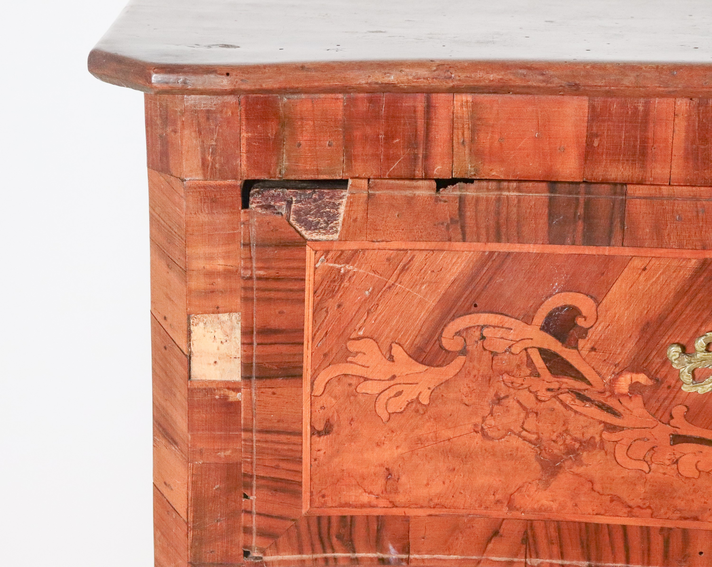 Antico cassettone veneto Luigi XV in noce, con intarsi in bosso a volute floreali intrecciate, tr...