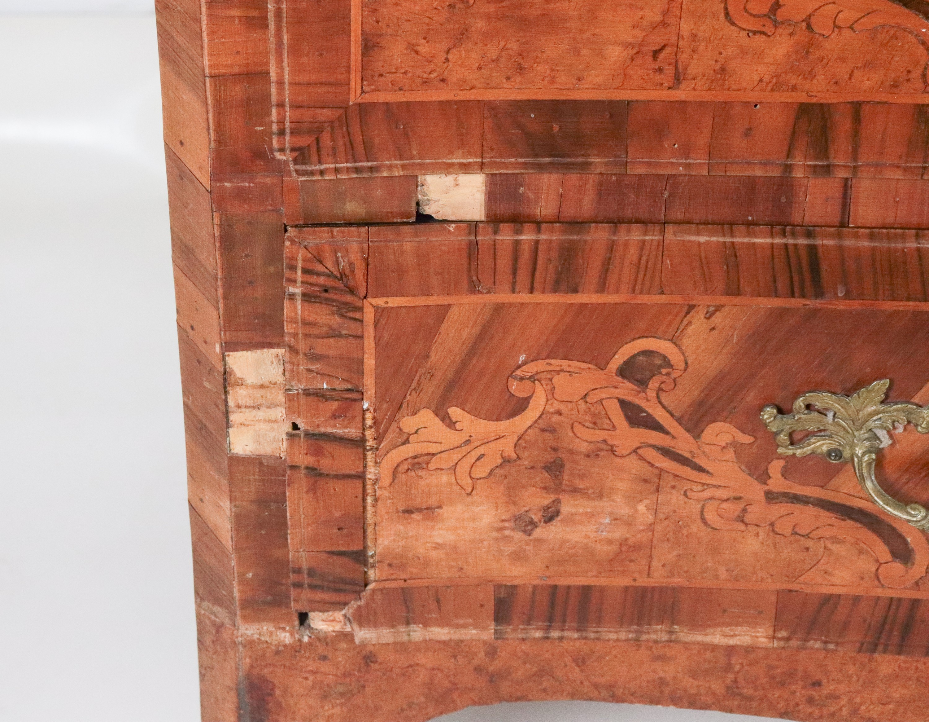 Antico cassettone veneto Luigi XV in noce, con intarsi in bosso a volute floreali intrecciate, tr...