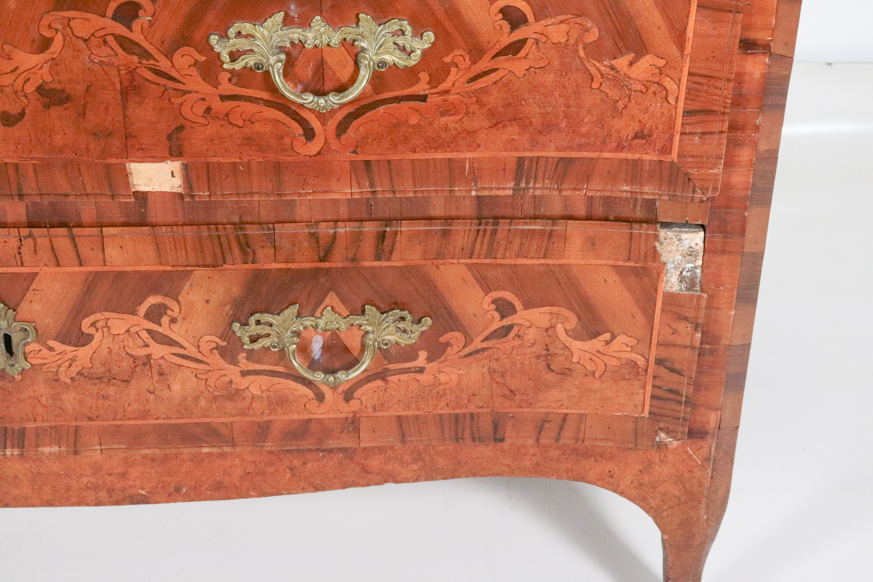 Antico cassettone veneto Luigi XV in noce, con intarsi in bosso a volute floreali intrecciate, tr...