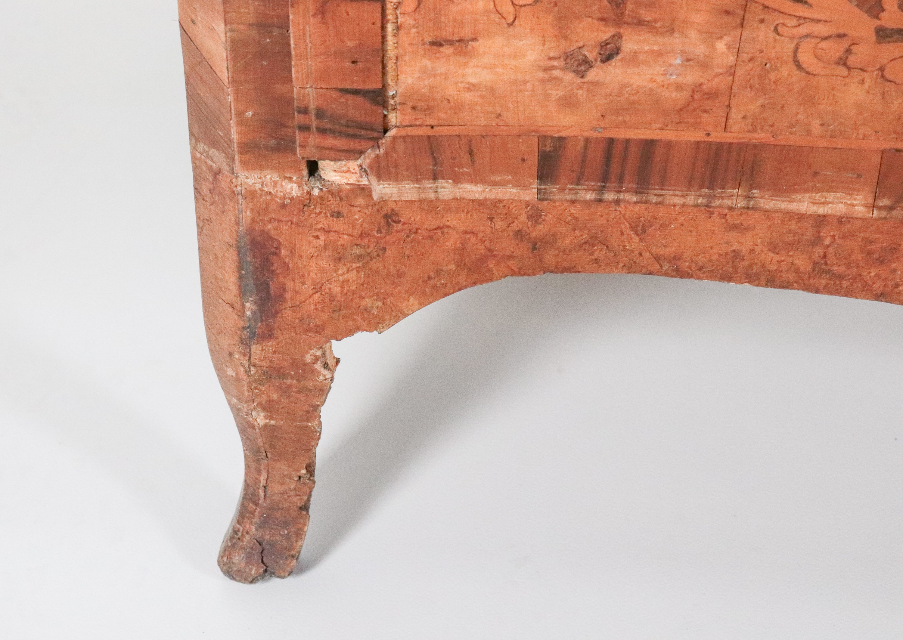 Antico cassettone veneto Luigi XV in noce, con intarsi in bosso a volute floreali intrecciate, tr...
