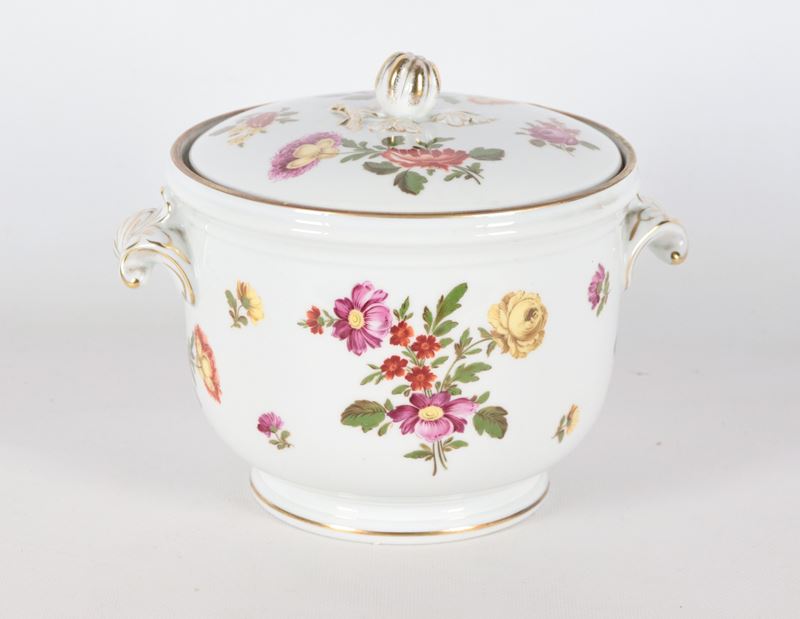 Cachepot con coperchio in porcellana bianca Richard Ginori, con decorazioni variopinte a motivi d...