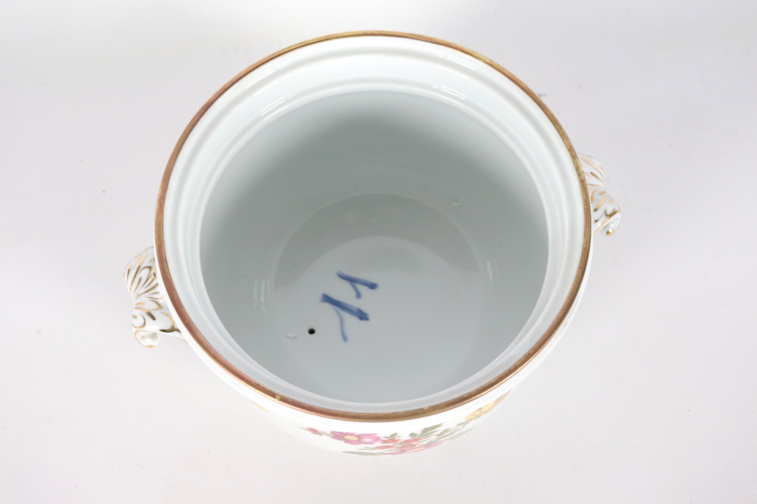 Cachepot con coperchio in porcellana bianca Richard Ginori, con decorazioni variopinte a motivi d...