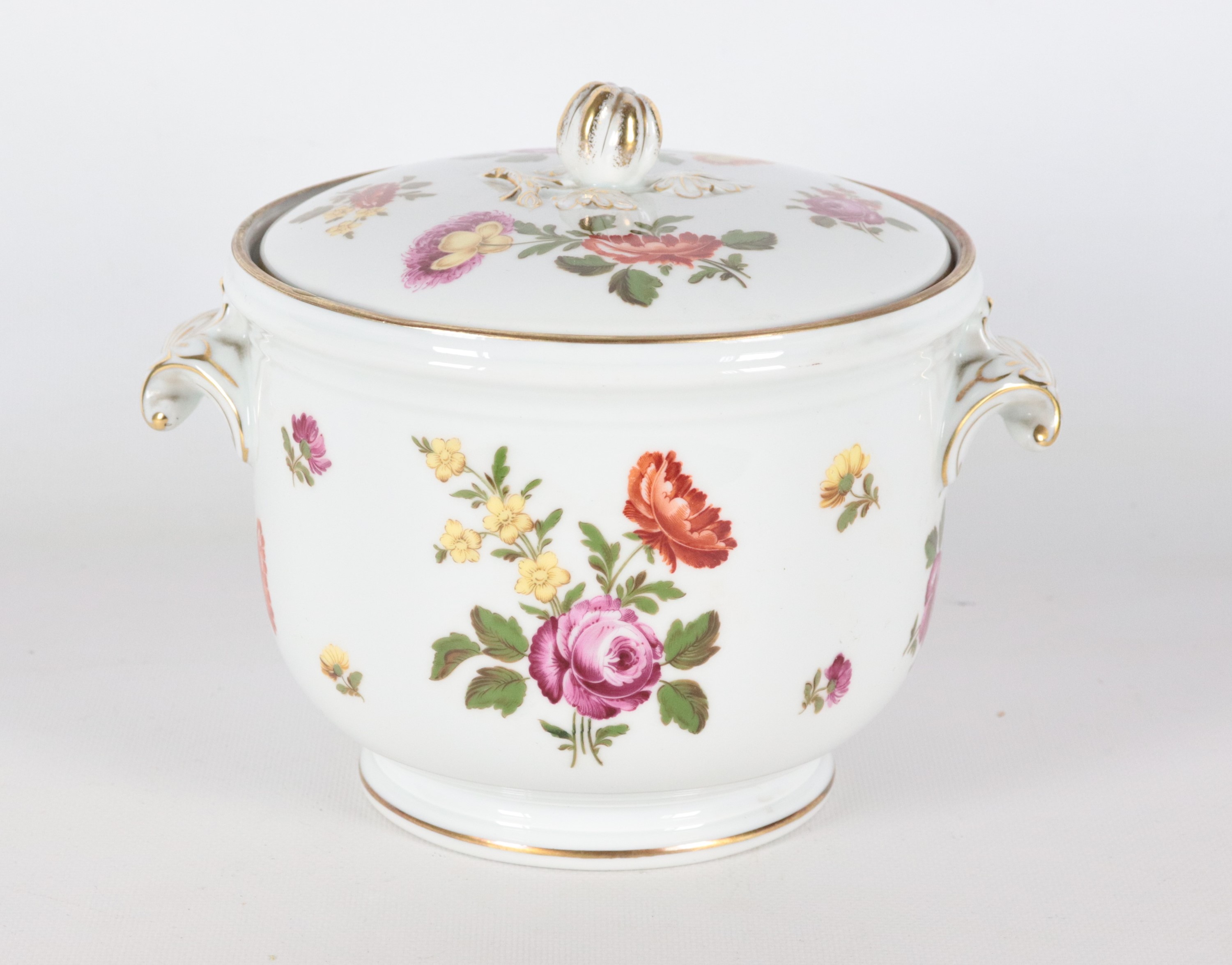 Cachepot con coperchio in porcellana bianca Richard Ginori, con decorazioni variopinte a motivi d...