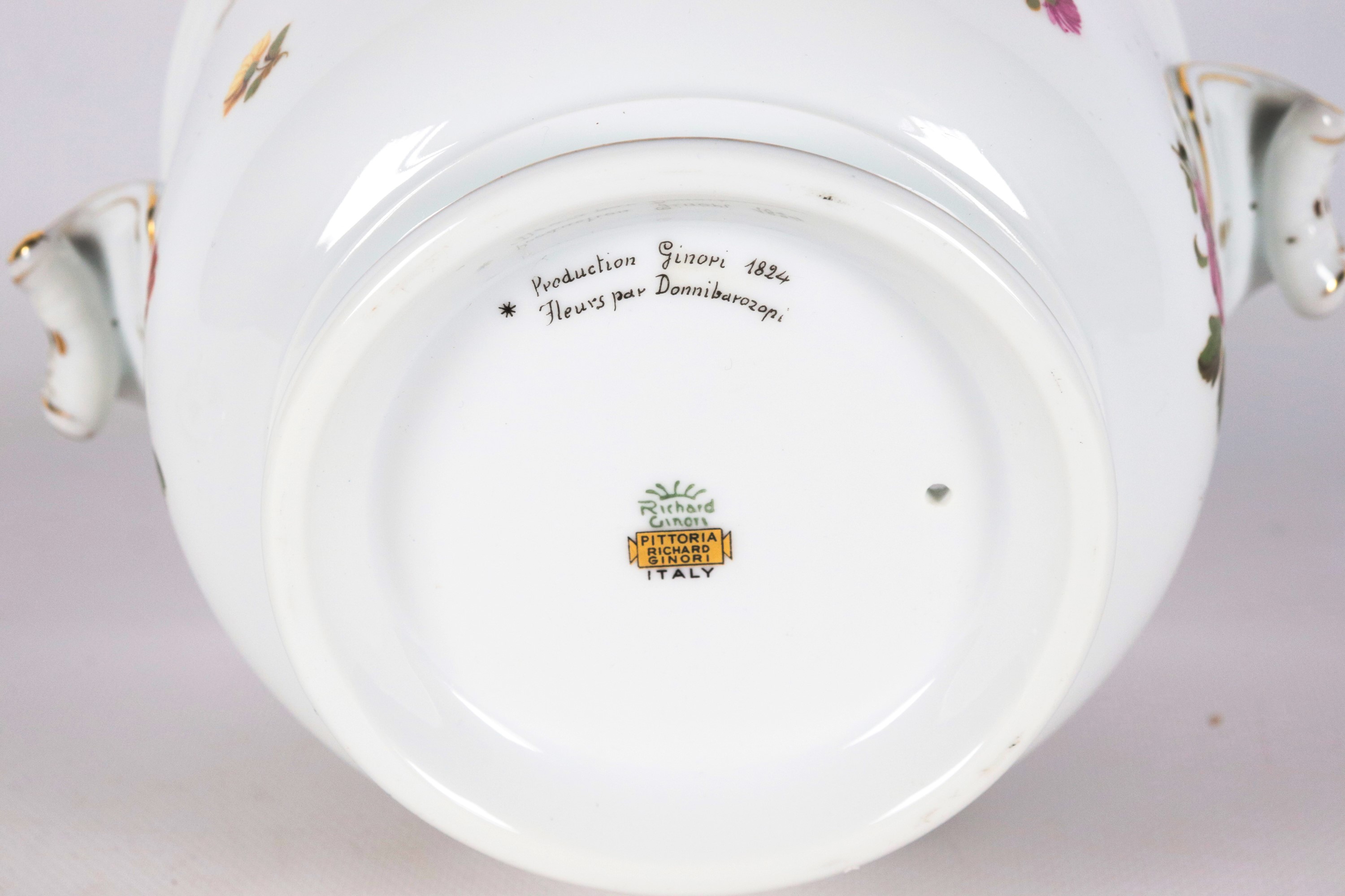 Cachepot con coperchio in porcellana bianca Richard Ginori, con decorazioni variopinte a motivi d...