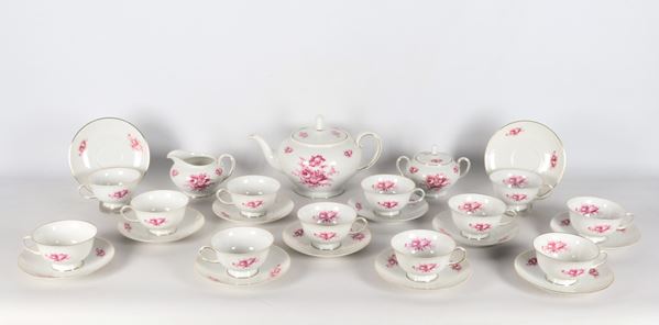 Antico servizio da tè in porcellana bianca di Rosenthal, con decorazioni in rosa antico a motivi floreali: teiera, lattiera, zuccheriera e dodici tazze con piattini (15 pz.)