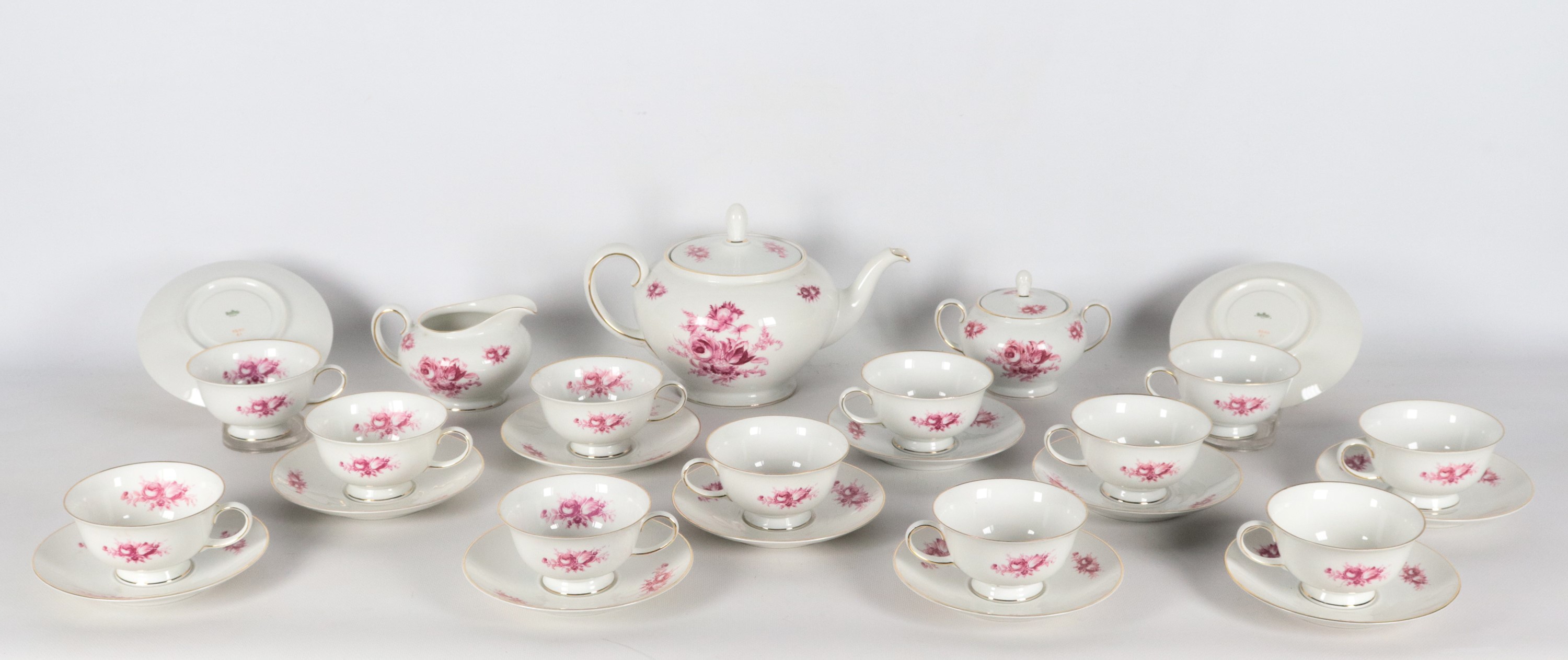 Antico servizio da tè in porcellana bianca di Rosenthal, con decorazioni in rosa antico a motivi ...